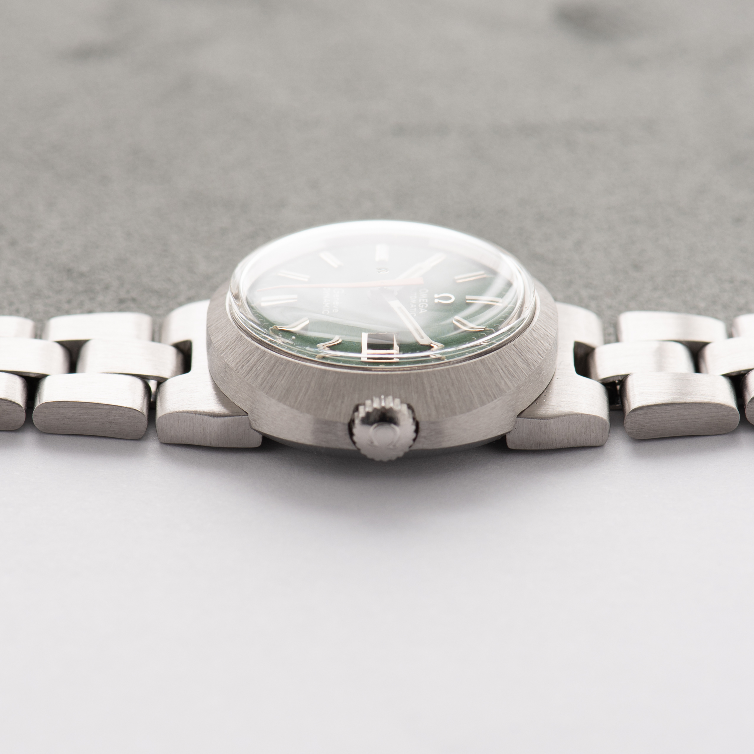 Zicht op Omega Automatic Genève Dynamic Date Green dial Réf 566.015 from 1969 Woman watch