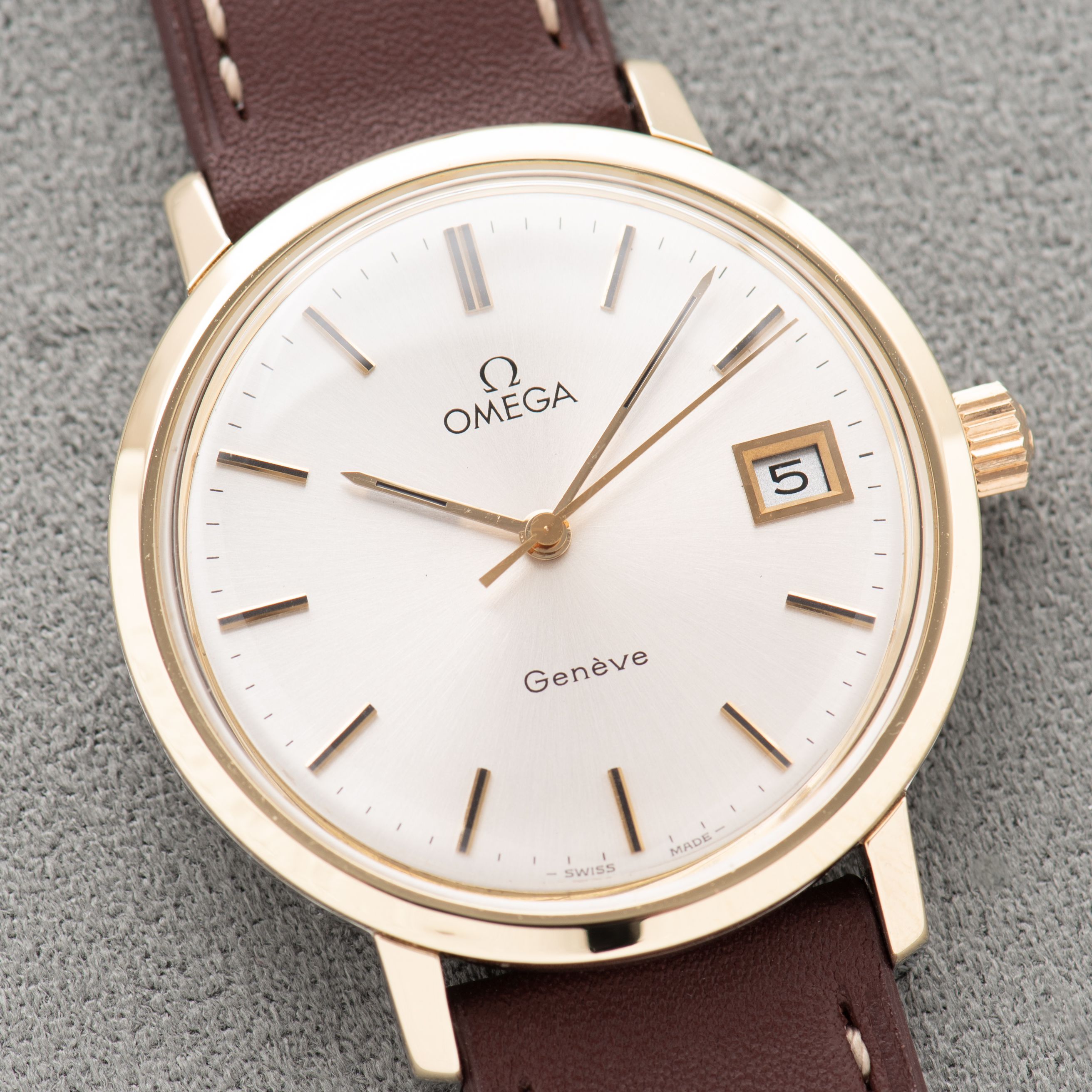 View of Omega Genève Date Gold/Steel Rare Monobloc Réf 136.9020 from 1975