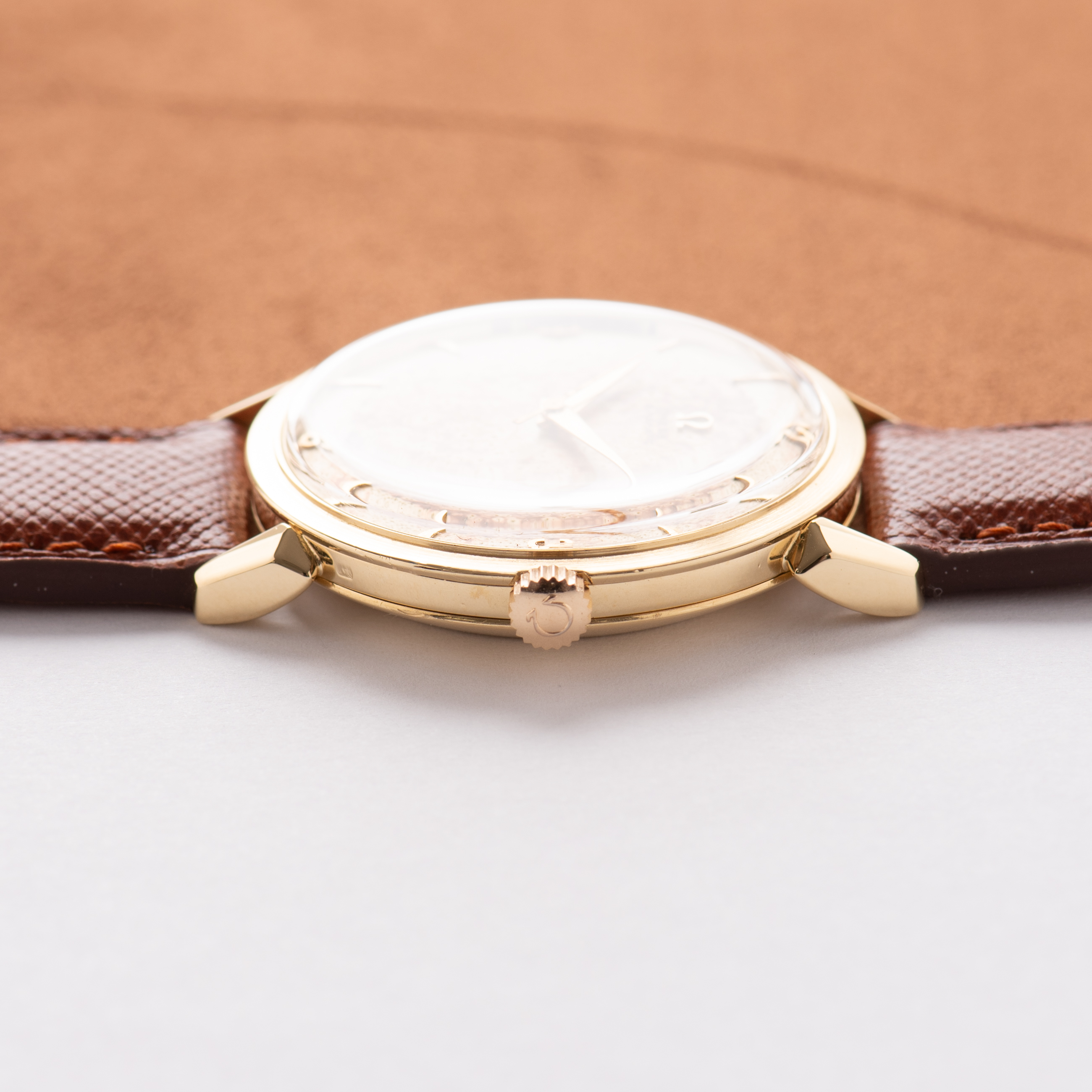 Vue de Omega Automatic Bumper Patina Dial Gold 18K Réf 2710 SC from 1954