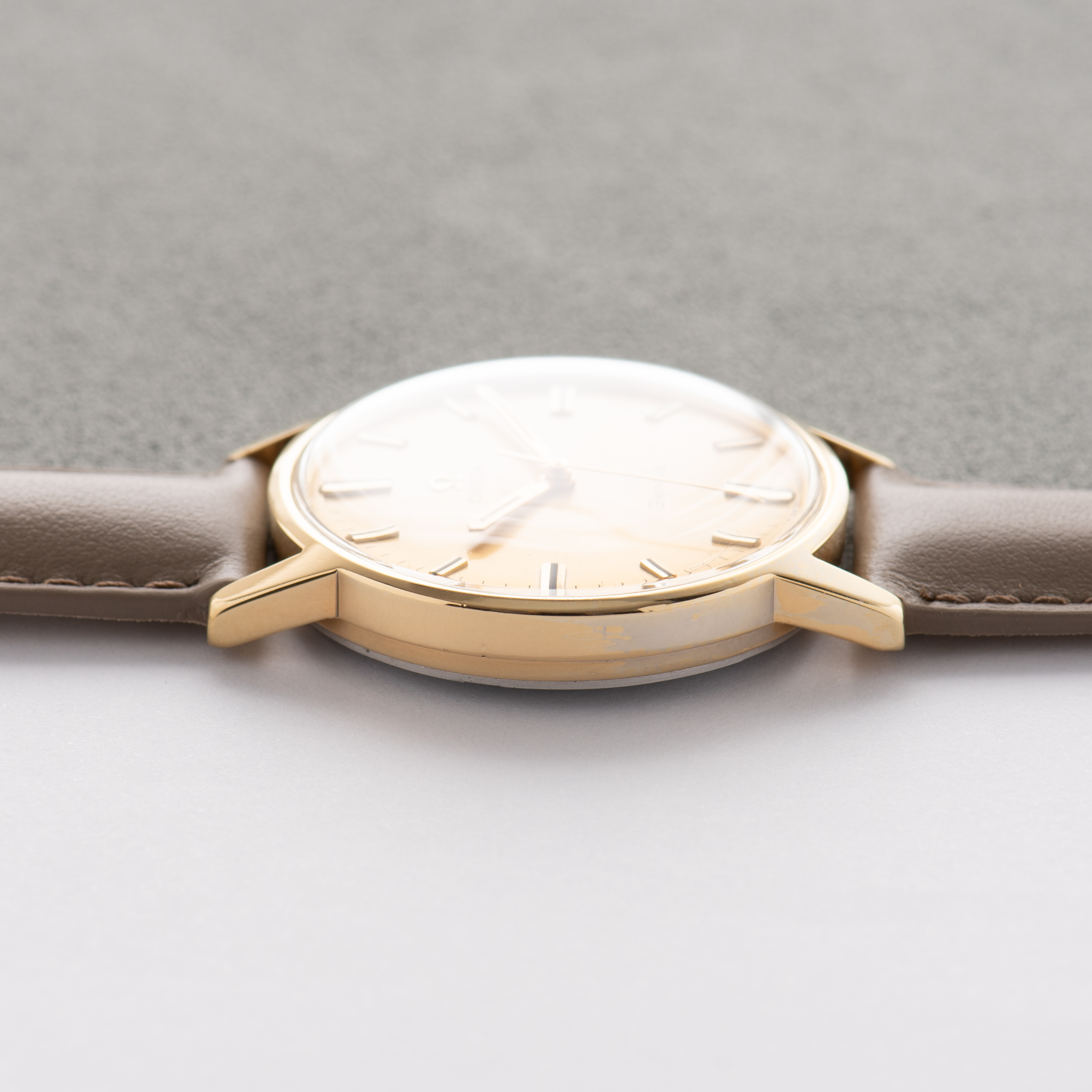 Zicht op Omega Genève Gouden wijzerplaat Ref 135.070 vanaf 1969