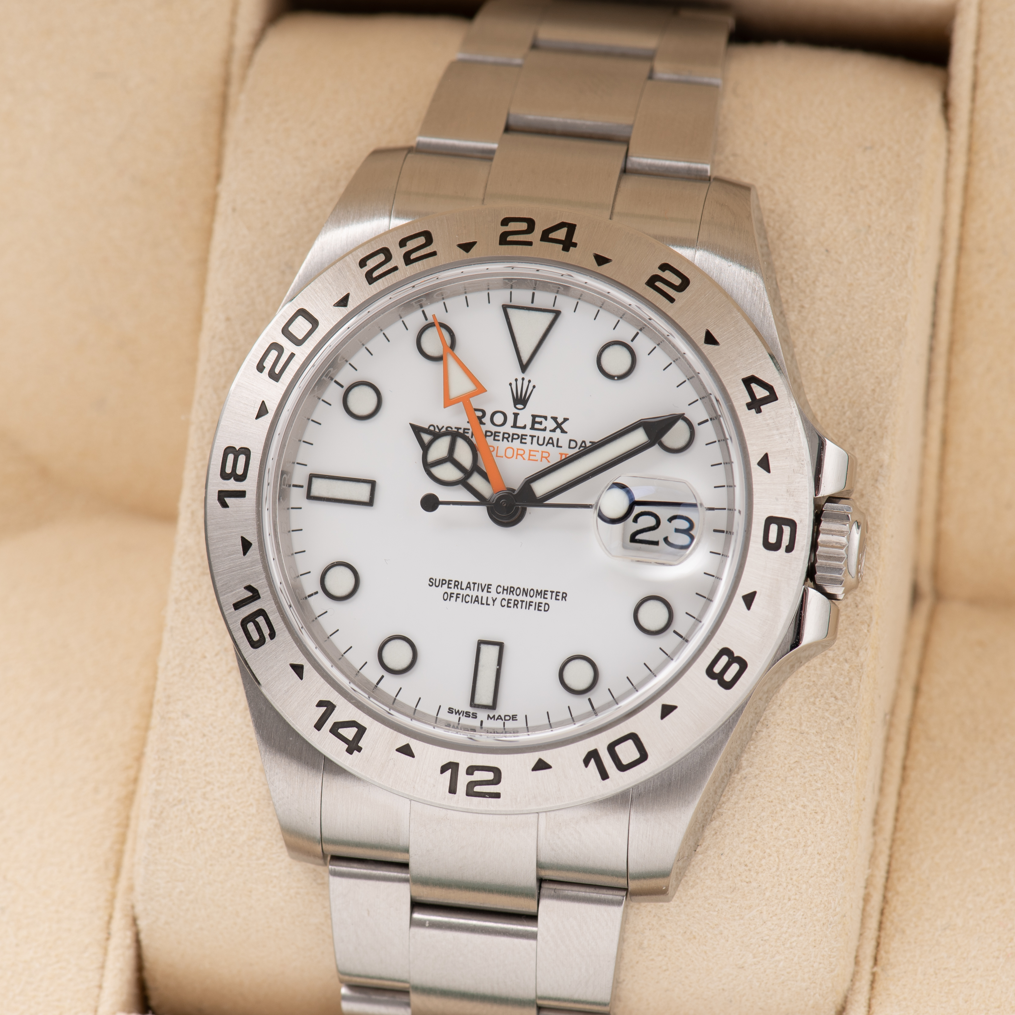 Zicht op Rolex Explorer II White dial réf 216570 from 2018 Full set