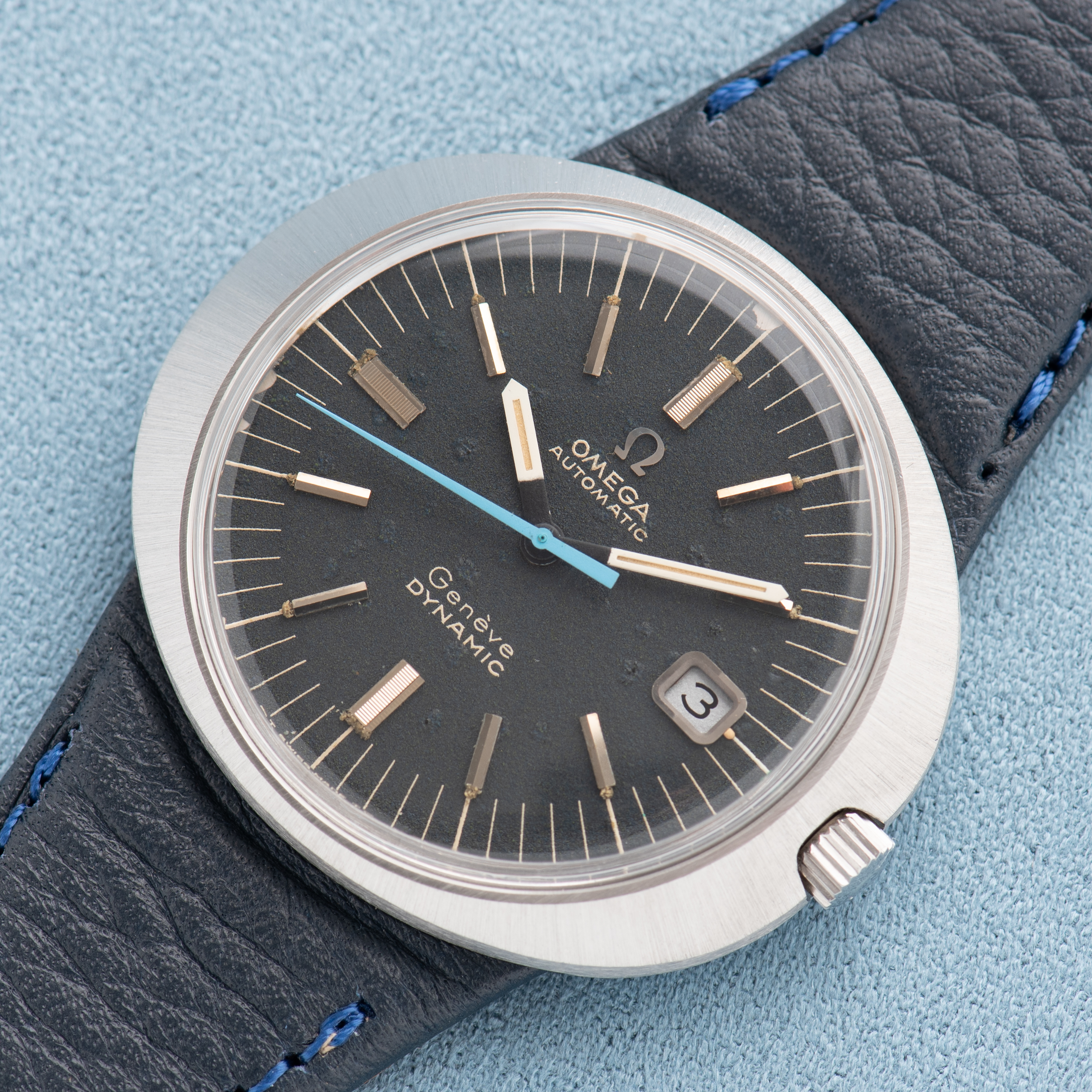 Zicht op Omega Geneva Dynamic Automatic Black Dial uit 1968 Ref 166.039