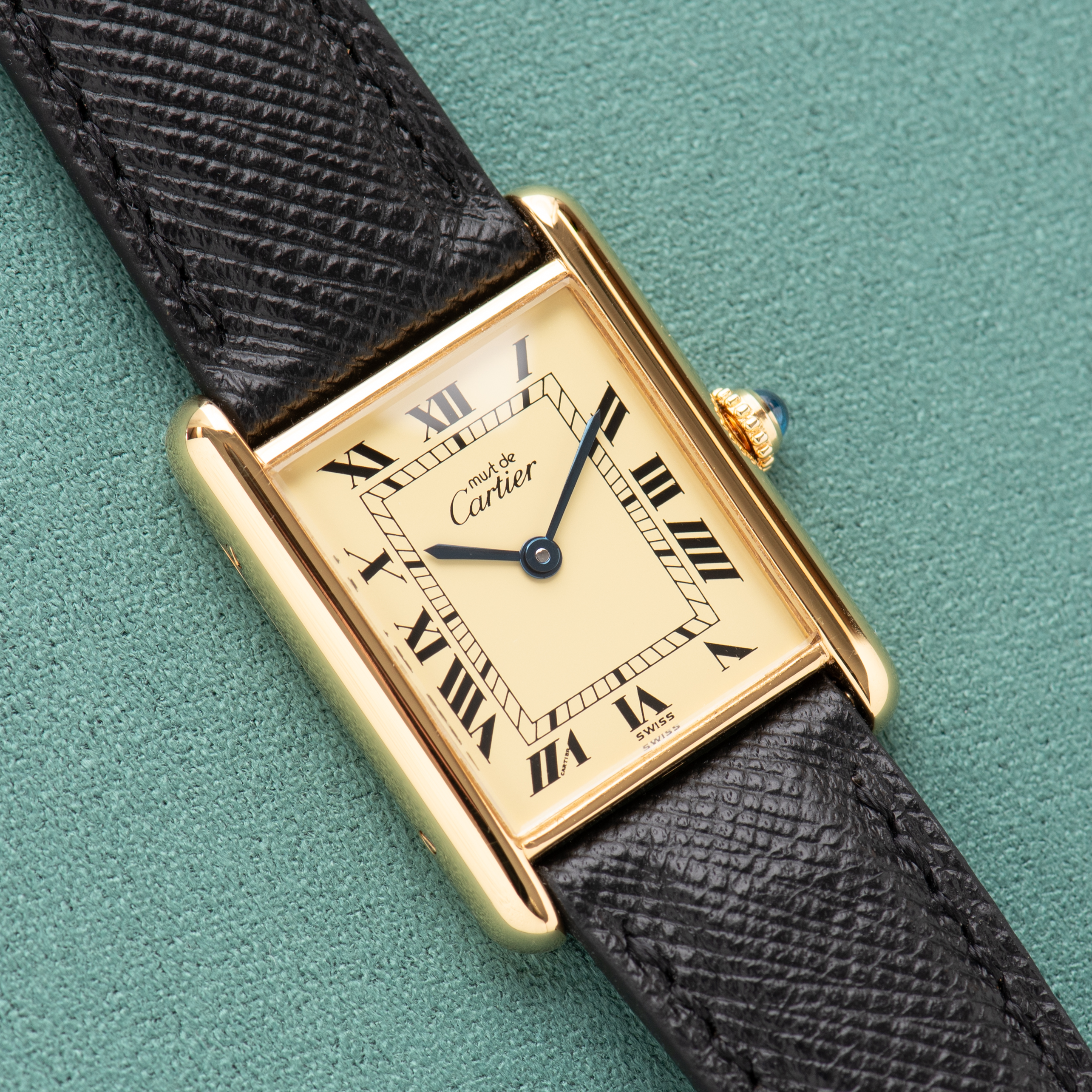 Zicht op Cartier Tank De Must Vermeil GM Lemon Roman dial Ref 590005 vanaf 1980-1990