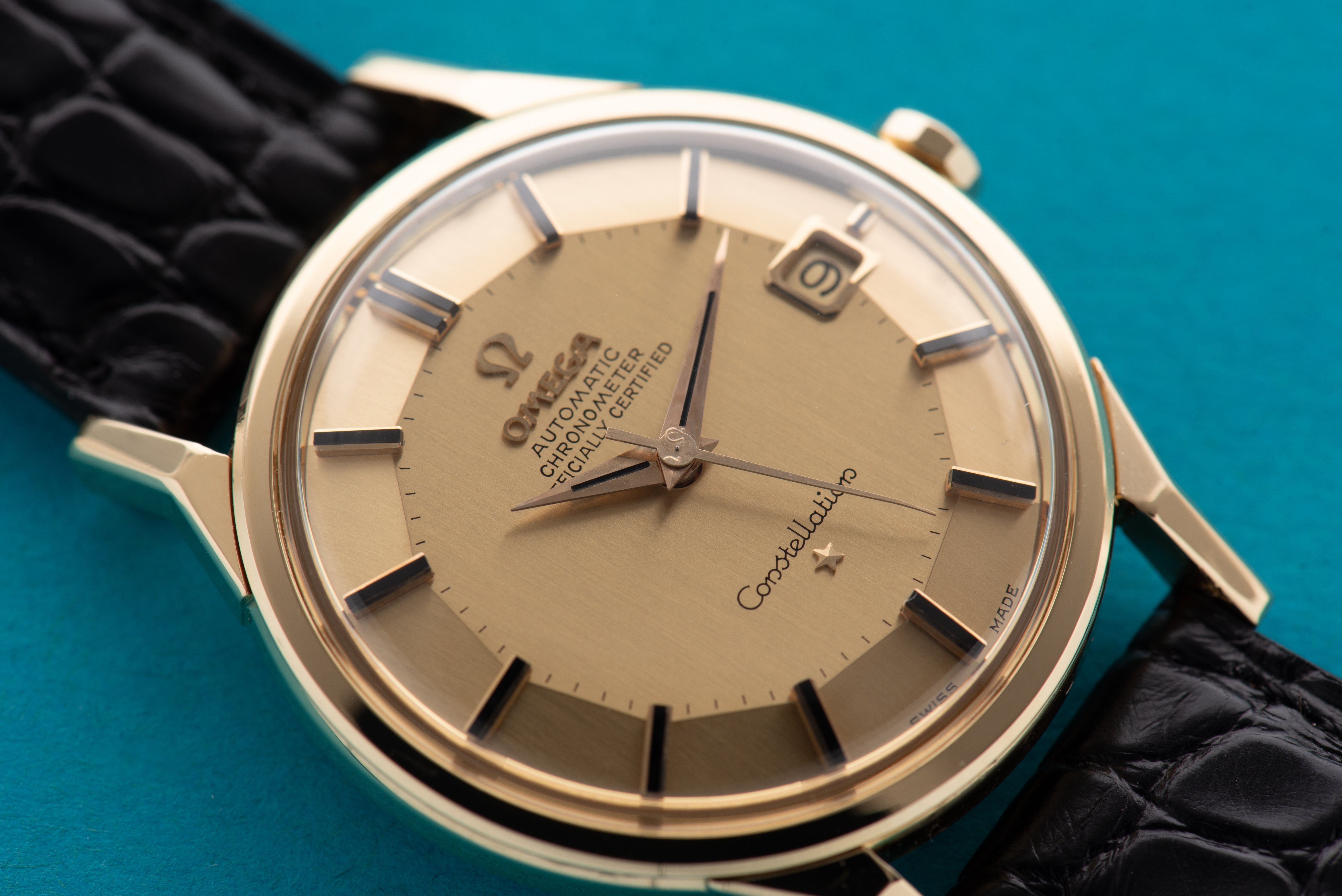 View of Omega Constellation Pie Pan 18K Gold Automatic FULL SET from 1964 Ref 168.005