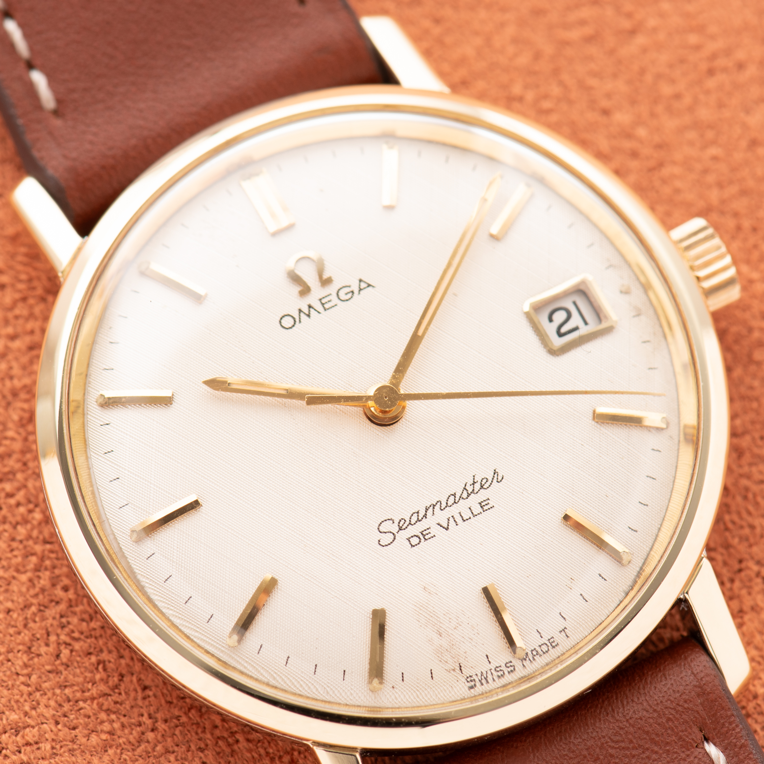 View of Omega Seamaster De Ville "Linen Dial" Crème Gold/Steel Réf 136.020 from 1964