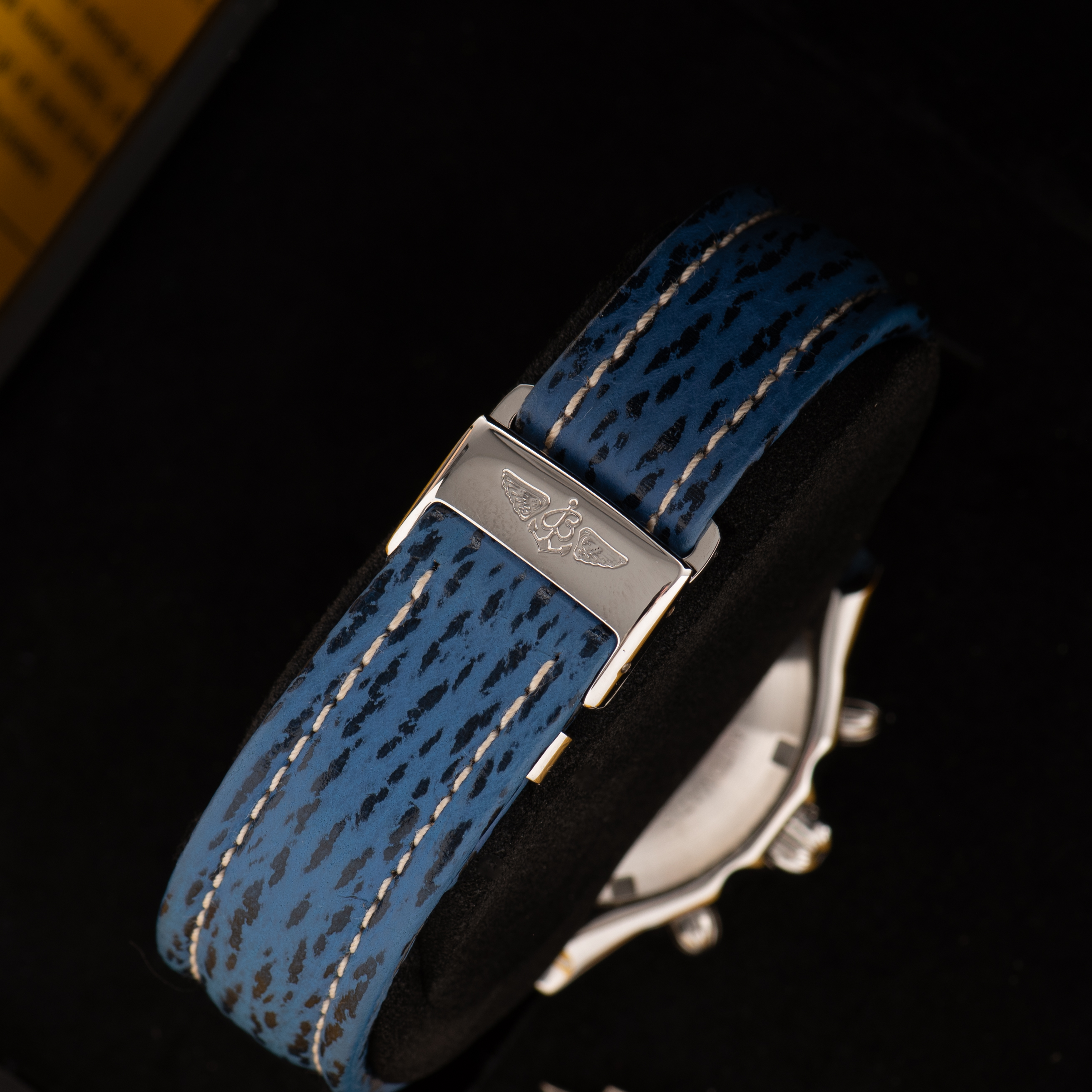 Vue de Breitling Chronomat 1884 Chronograph Blue dial Réf A13047 New Old Stock Full Set