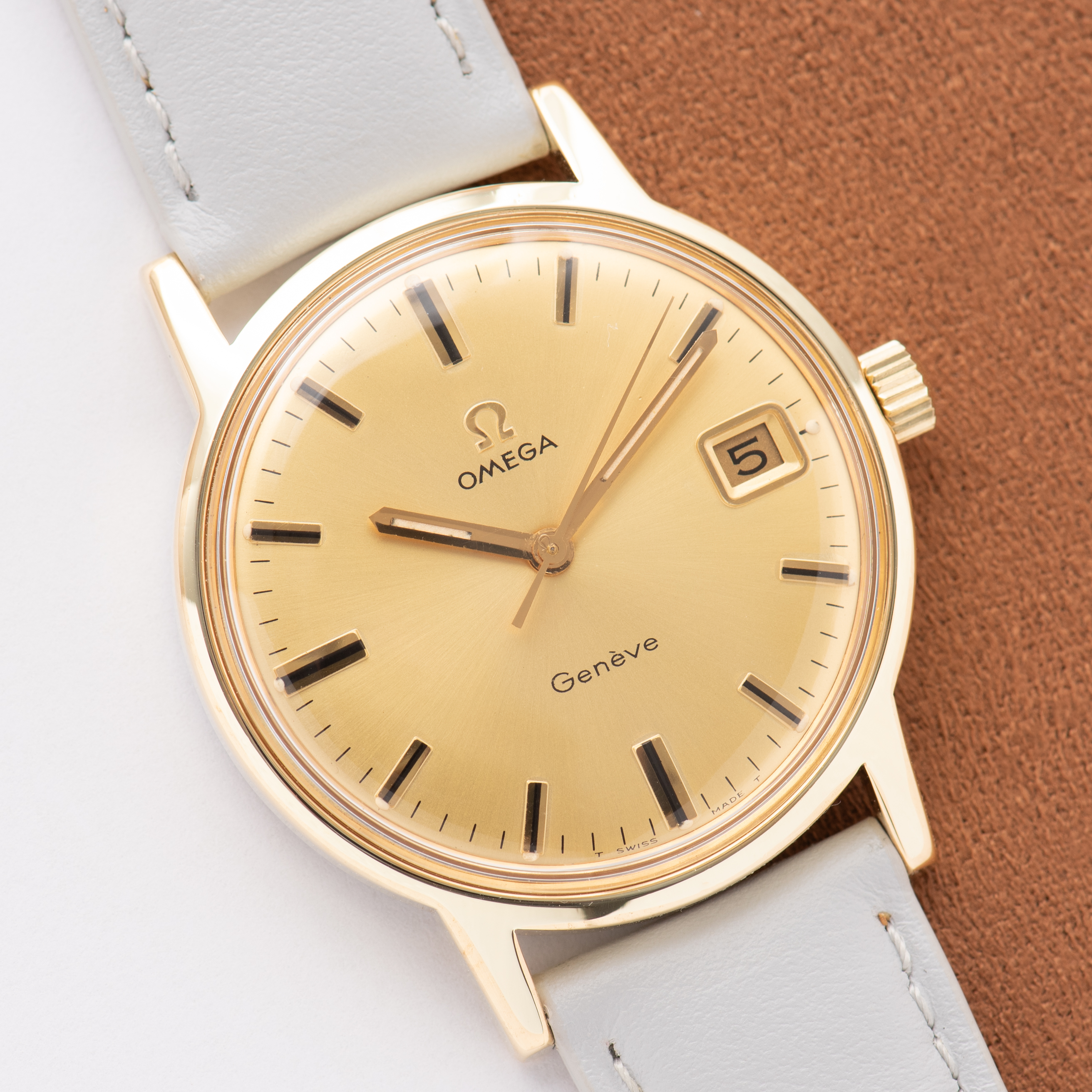 Vue de Omega Genève Date Gold Dial Réf 136.070 from 1970