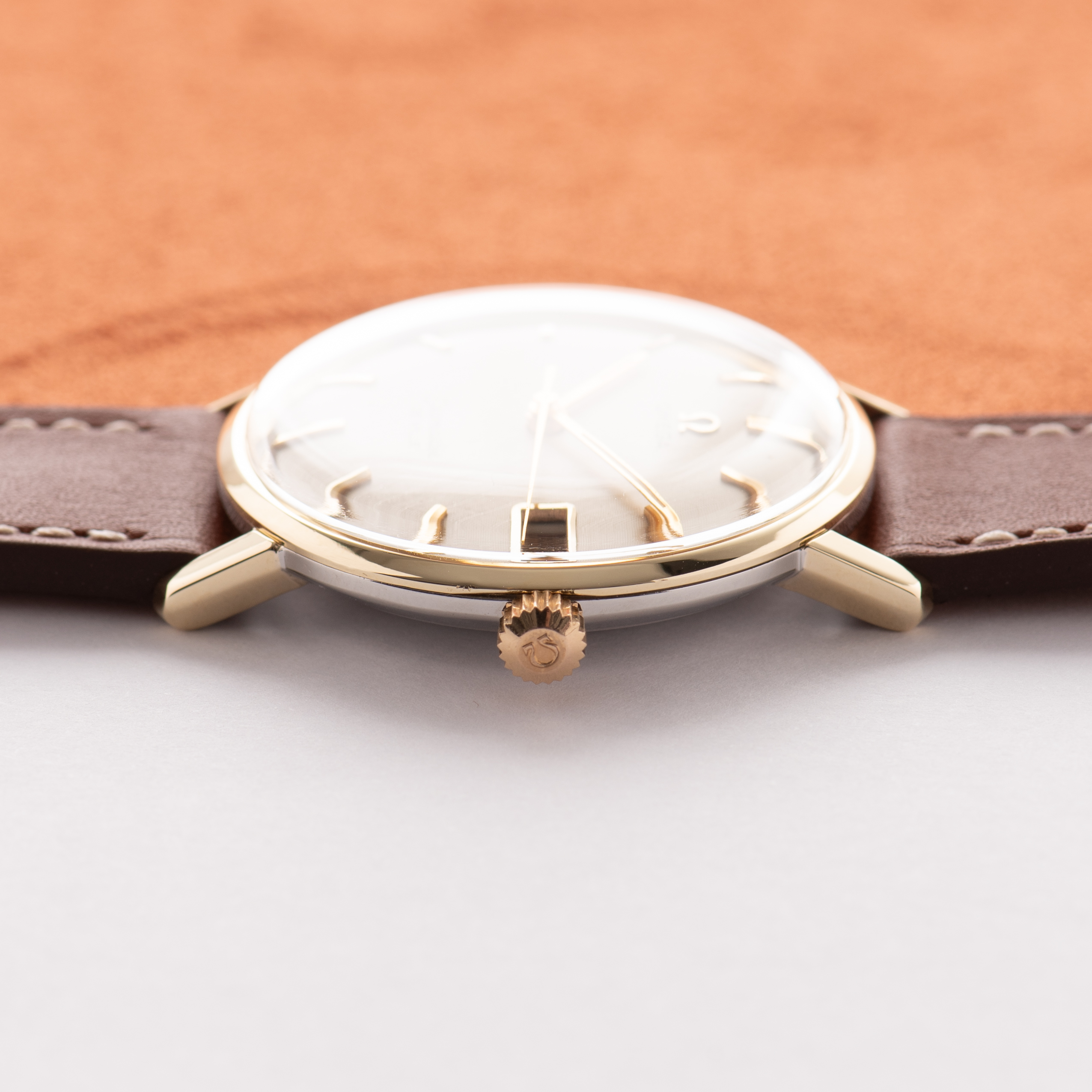 View of Omega Seamaster De Ville "Linen Dial" Crème Gold/Steel Réf 136.020 from 1964