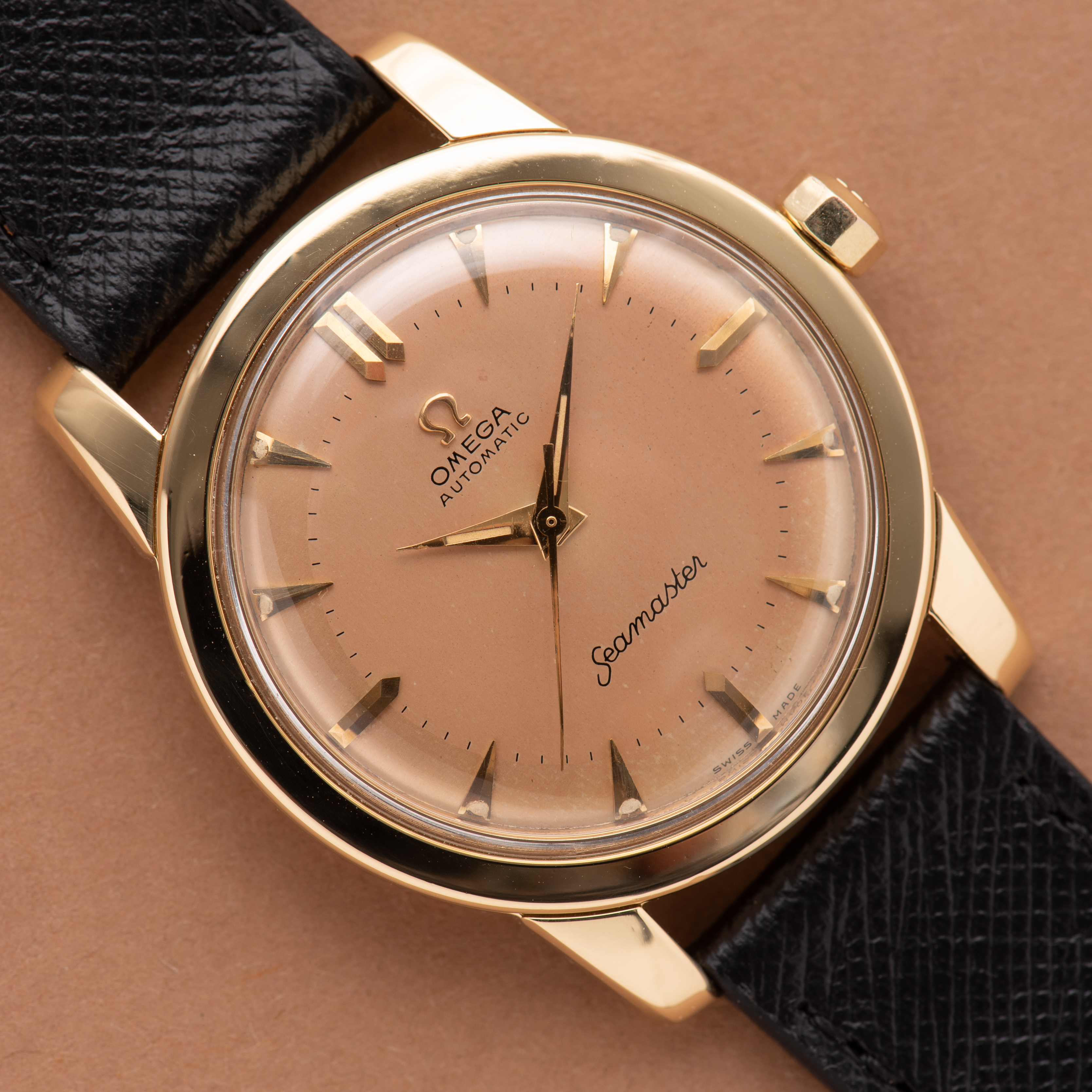View of Omega Seamaster Automatic Bumper Beefy Lugs Gold 18K from 1952 Réf 2577-2520