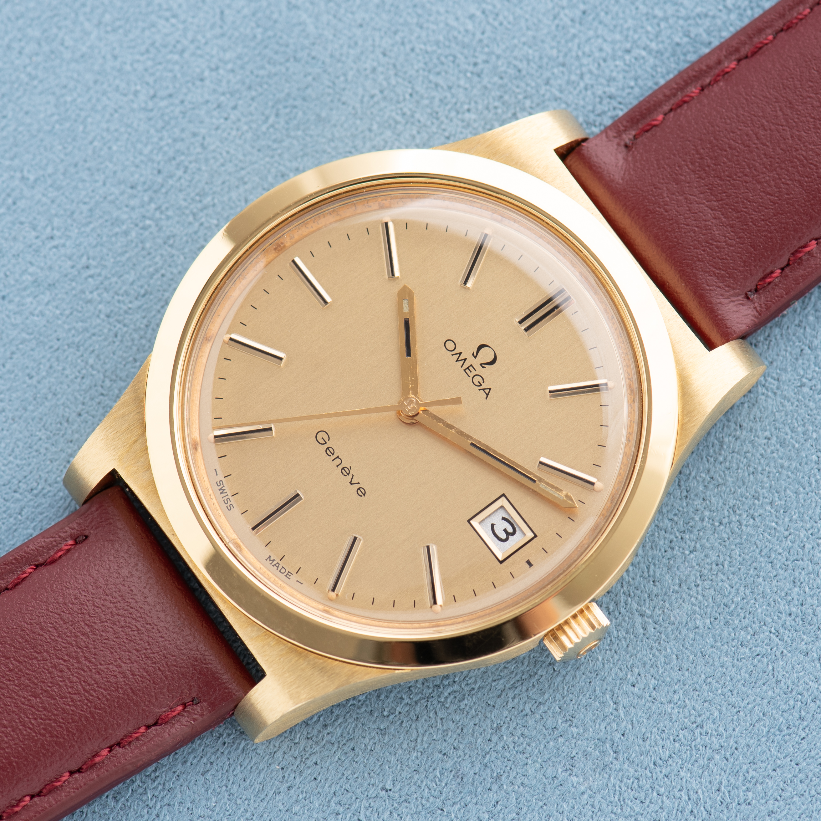 View of Omega Genève Mécanique Gold dial Réf 136.0102 from 1974