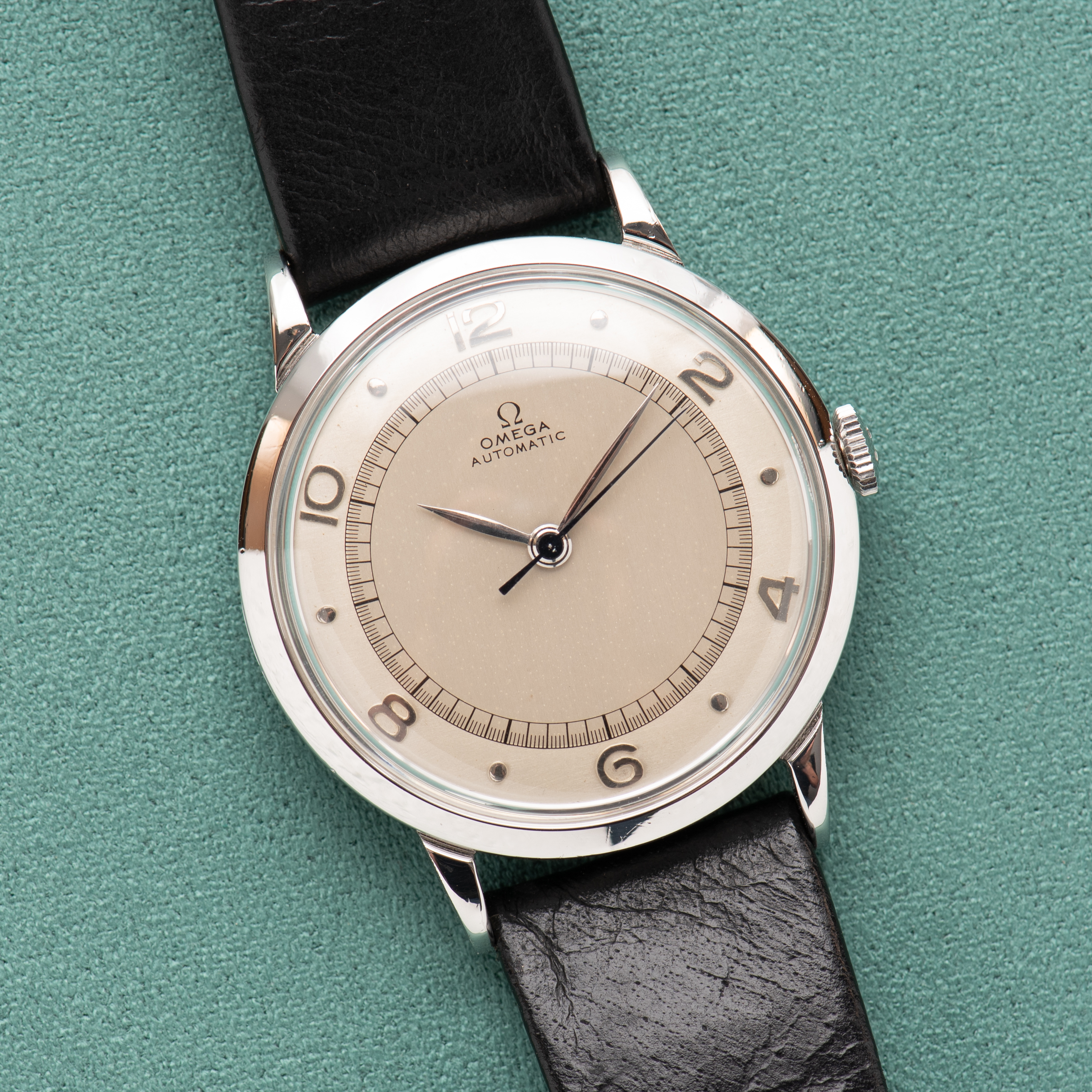 Zicht op Omega Centre Tweede Automatic Bumper Silver Dial Ref. 2445 1944