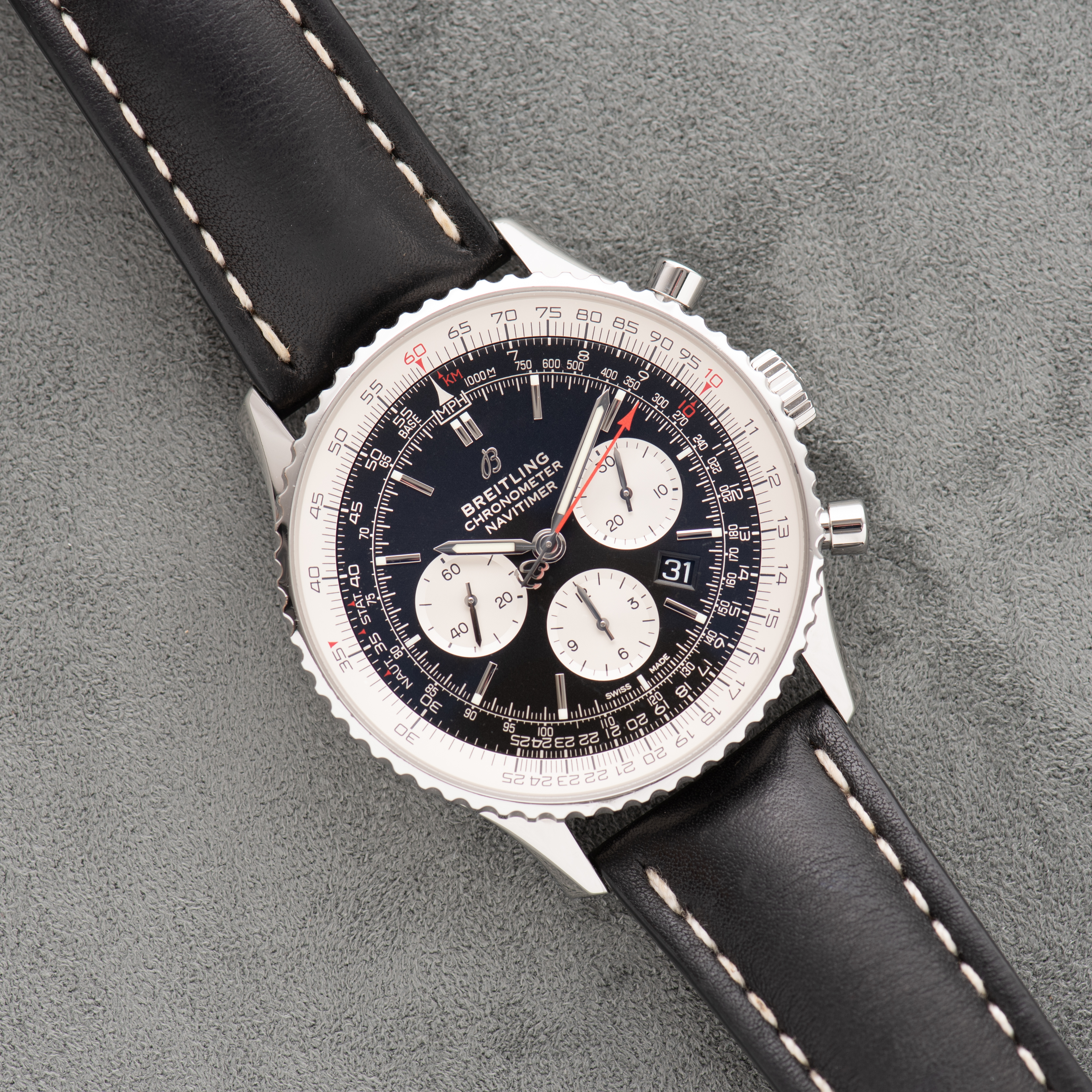 Vue de Breitling Chronometer Navitimer 1 B01 Chronograph réf AB0127211B1X2 Full set