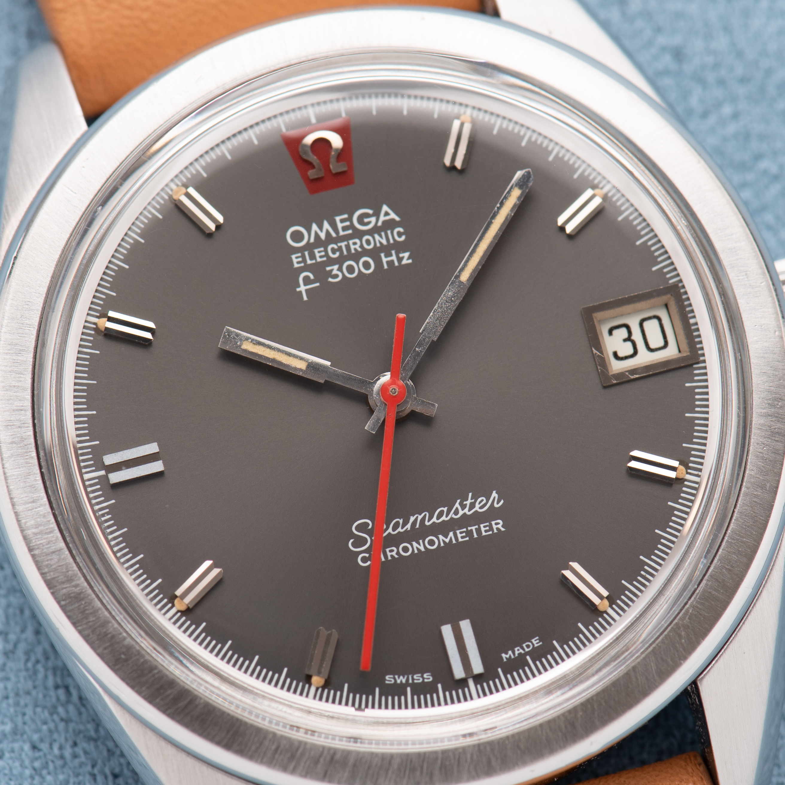 Vue de Omega Electronic Seamaster Chronometer F300 Grey Dial from 1973 Réf 198.001