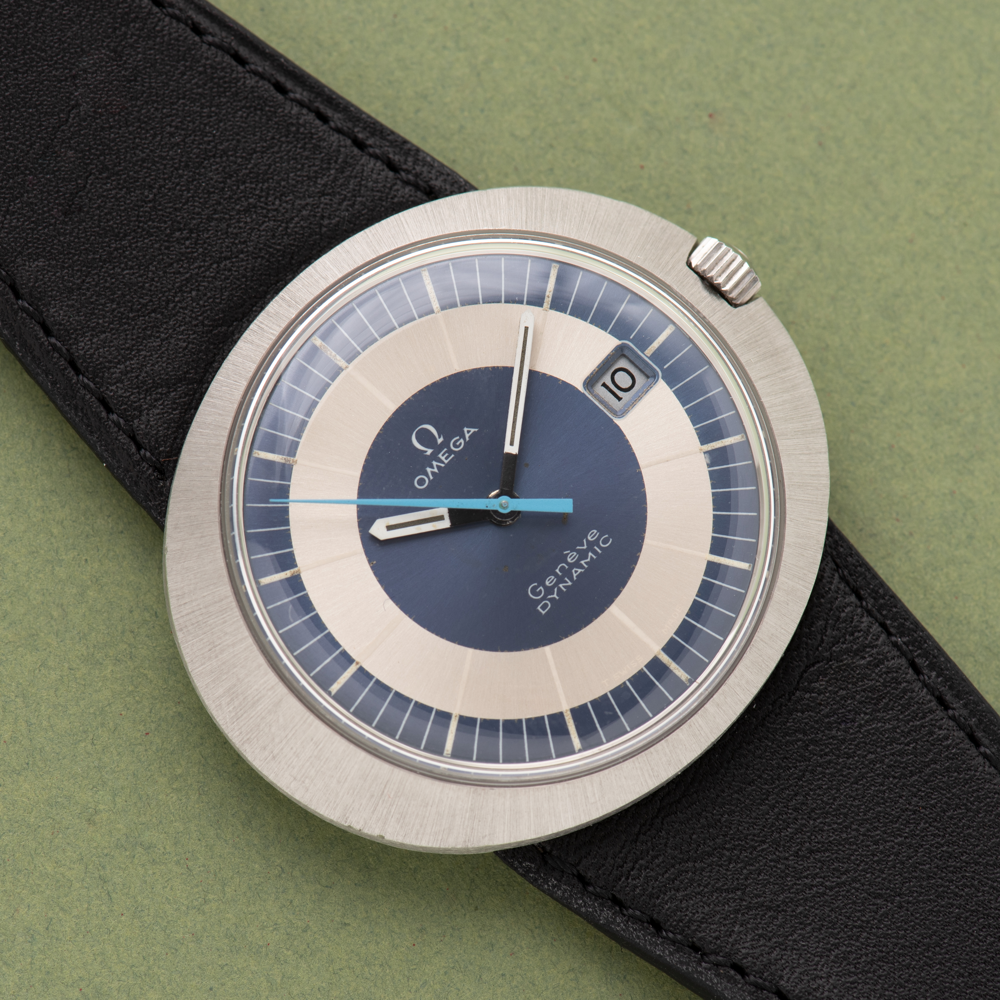 Zicht op Omega Geneva Dynamische blauwe/witte wijzerplaat Ref 135.333 vanaf 1970