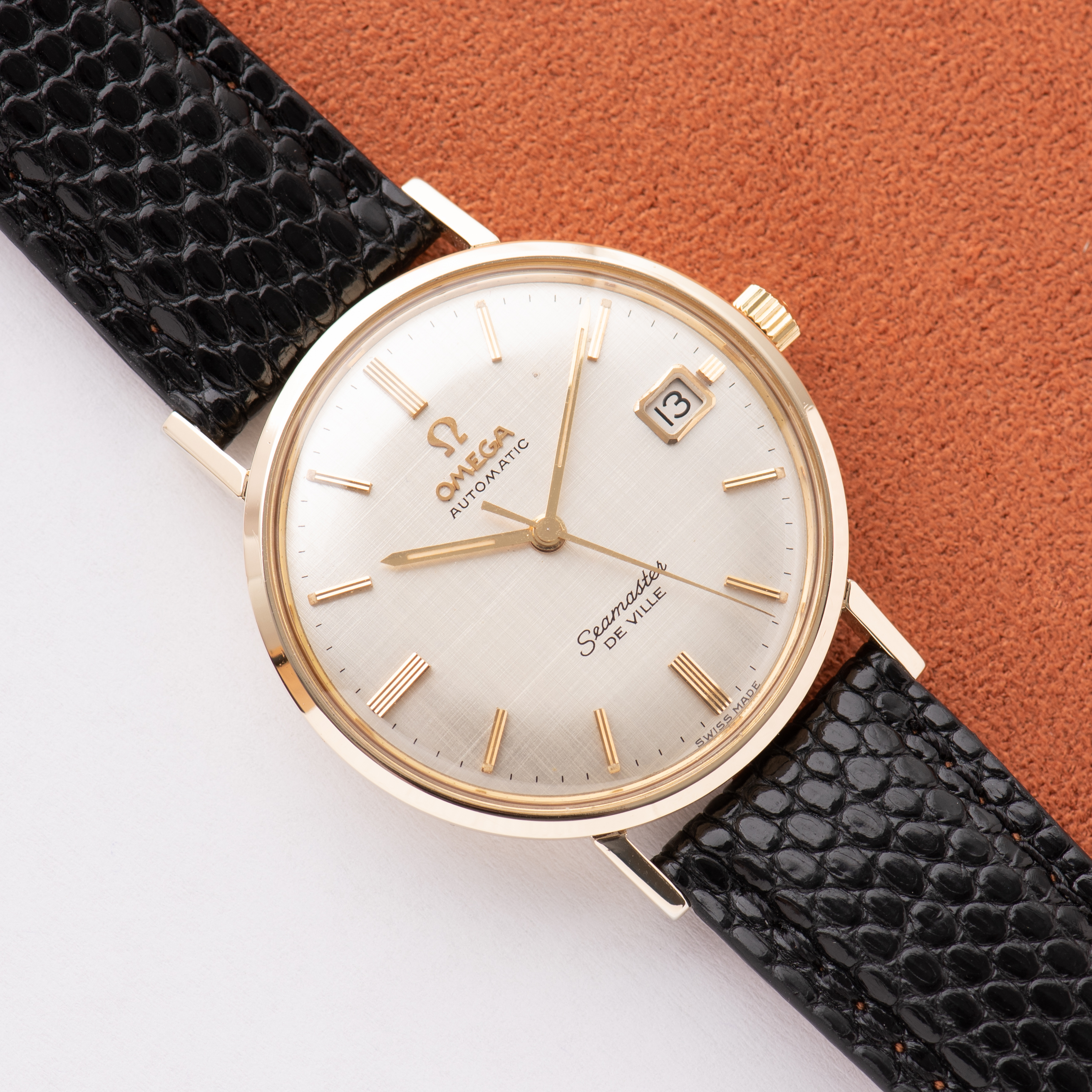 Vue de Omega Seamaster De Ville Automatic Rare Linen Dial 14K Gold Filled Réf 166.020