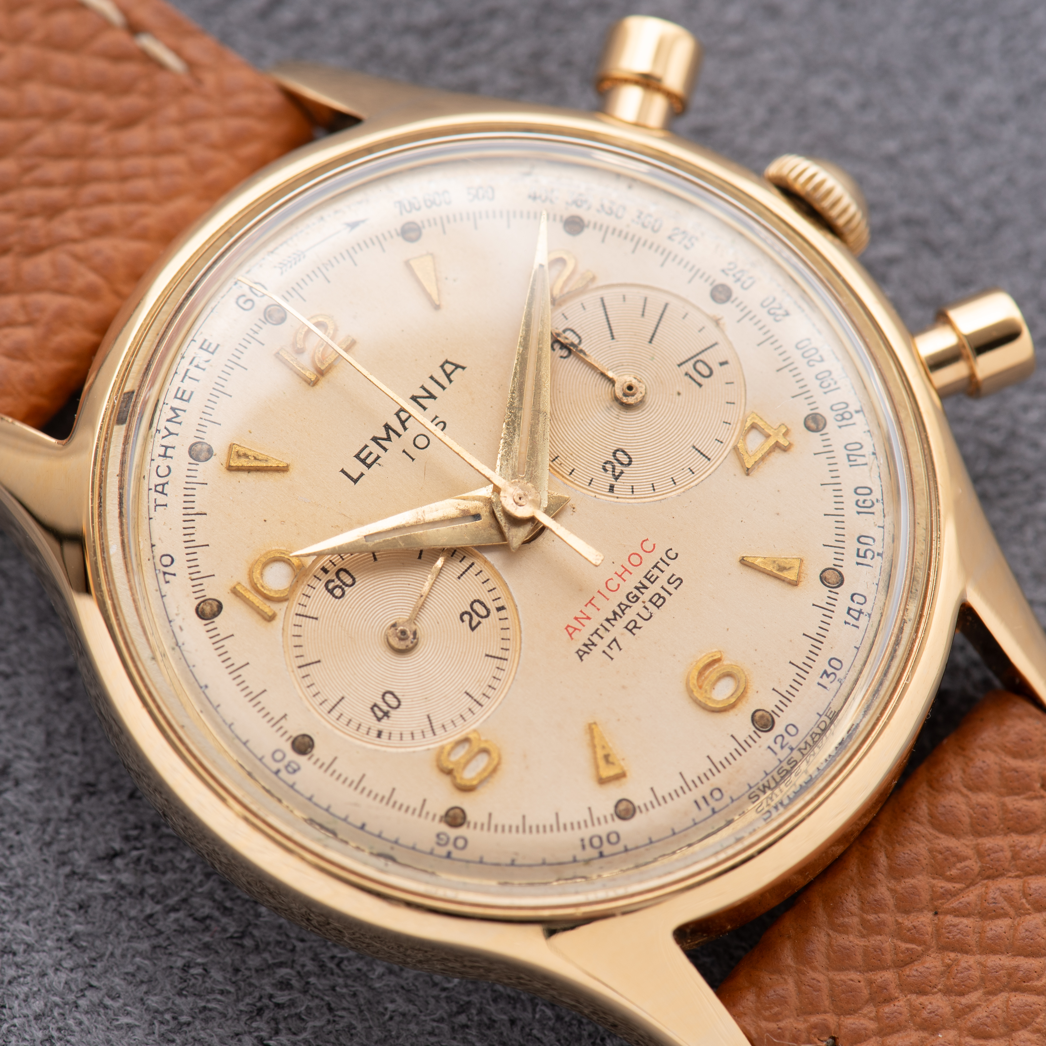 Zicht op Lemania 105 Antishock Antimagnetische Chronograaf Lemania 1275 uit 1960"