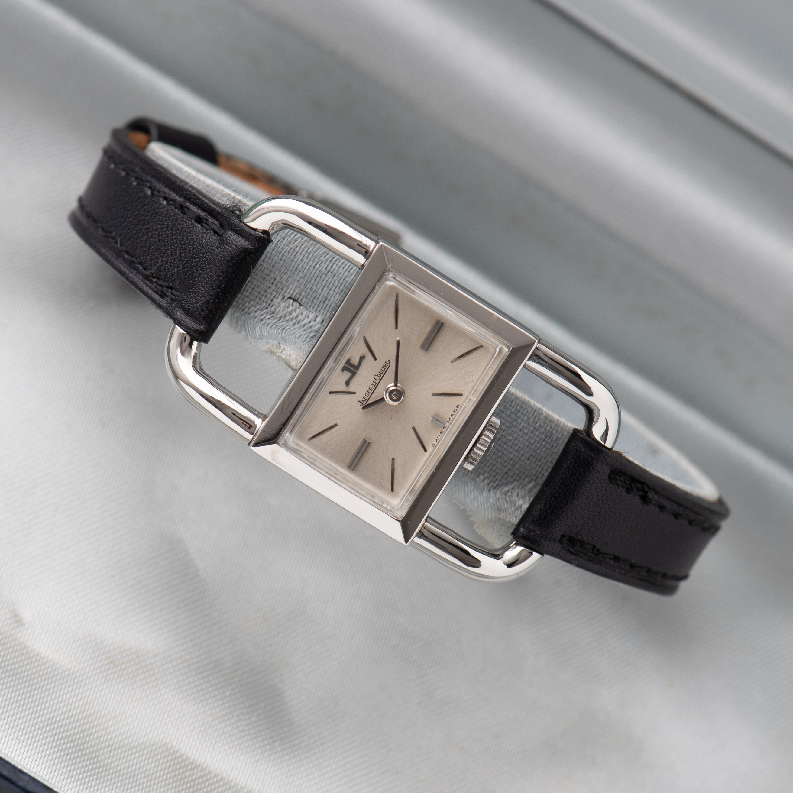Zicht op Jaeger-LeCoultre Etrier Lucchetto voor Hermes Silver Dial Ref 1670.42