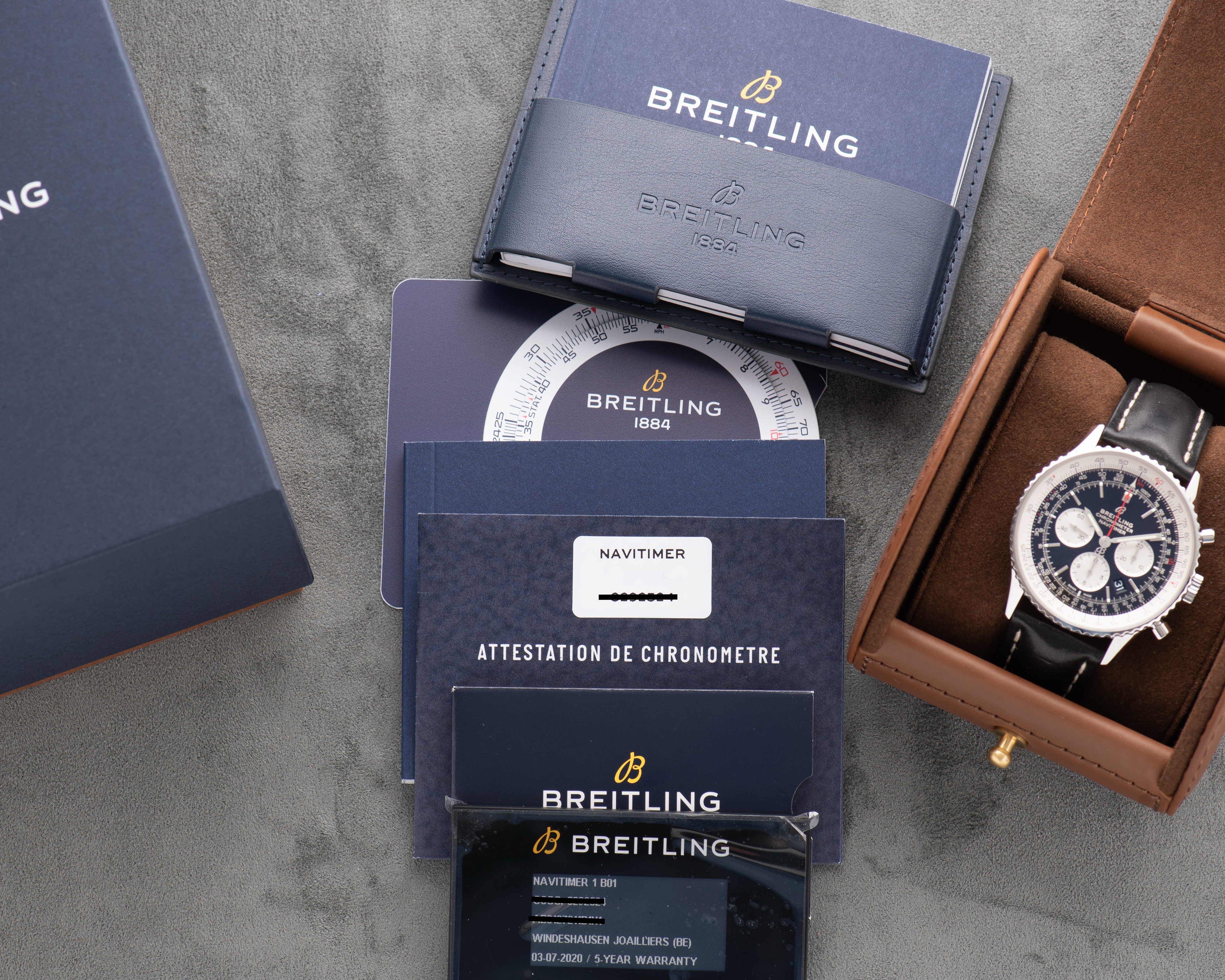 Vue de Breitling Chronometer Navitimer 1 B01 Chronograph réf AB0127211B1X2 Full set
