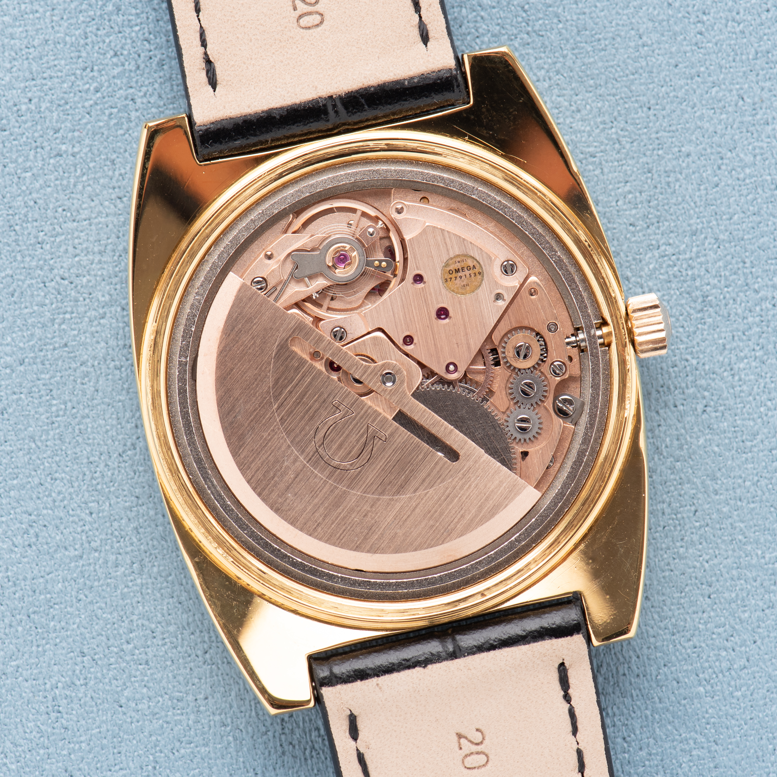 Zicht op Omega Genève Automatic Date Gold Plated – Calibre 1012 – Réf. 166.0190 – 1973