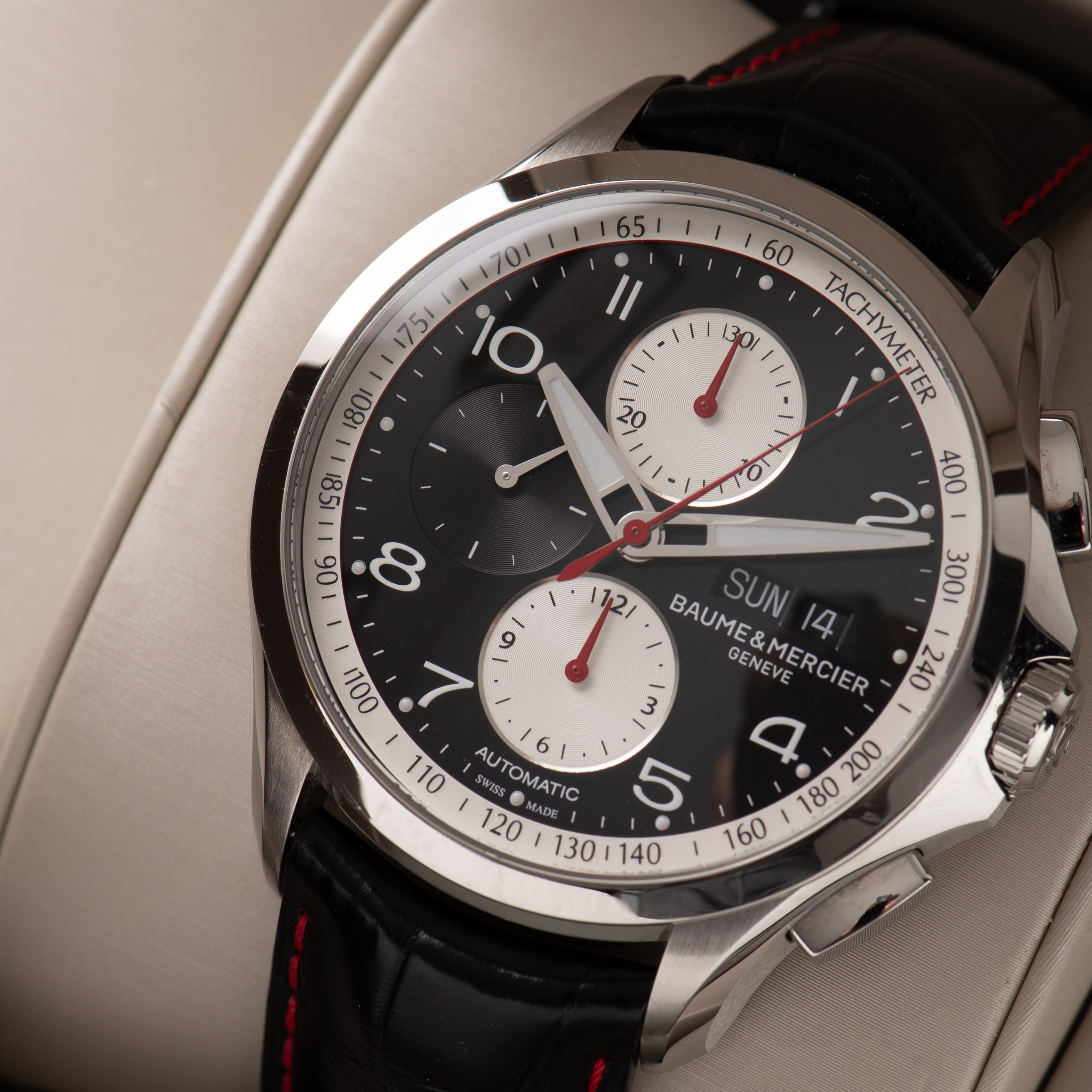 Zicht op Baume & Mercier Genève Clifton Racing Club Chronographe réf M0A10372 Full Set
