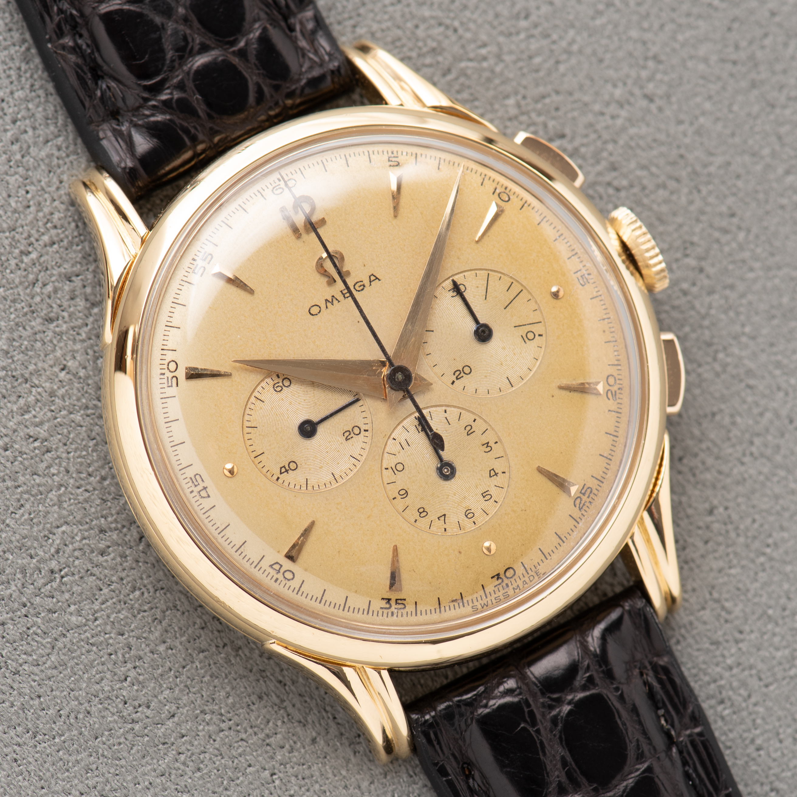 Vue de Omega Chronographe Jumbo Gold 18k Réf 2468 Cal 321 from 1952