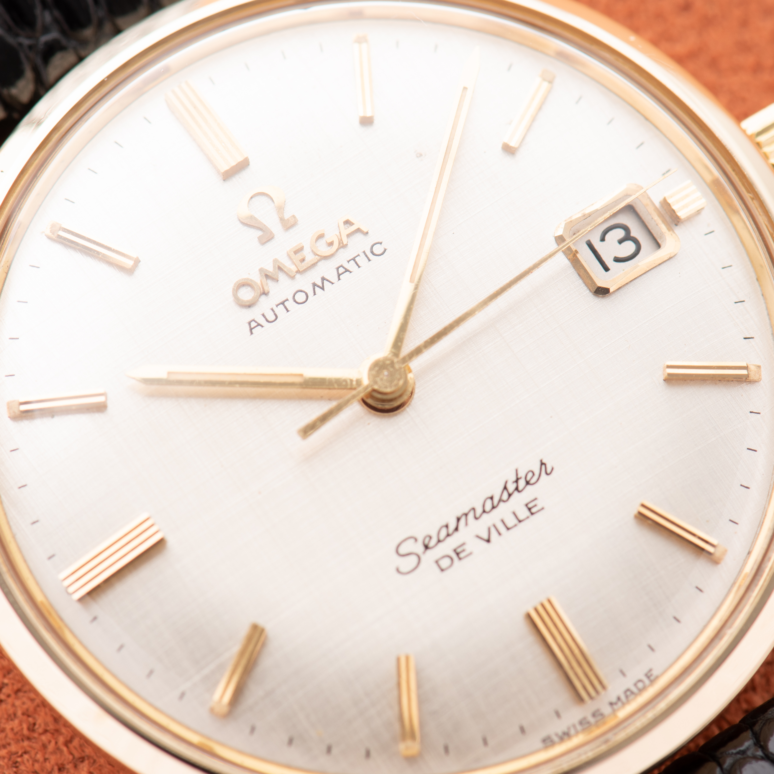 Vue de Omega Seamaster De Ville Automatic Rare Linen Dial 14K Gold Filled Réf 166.020