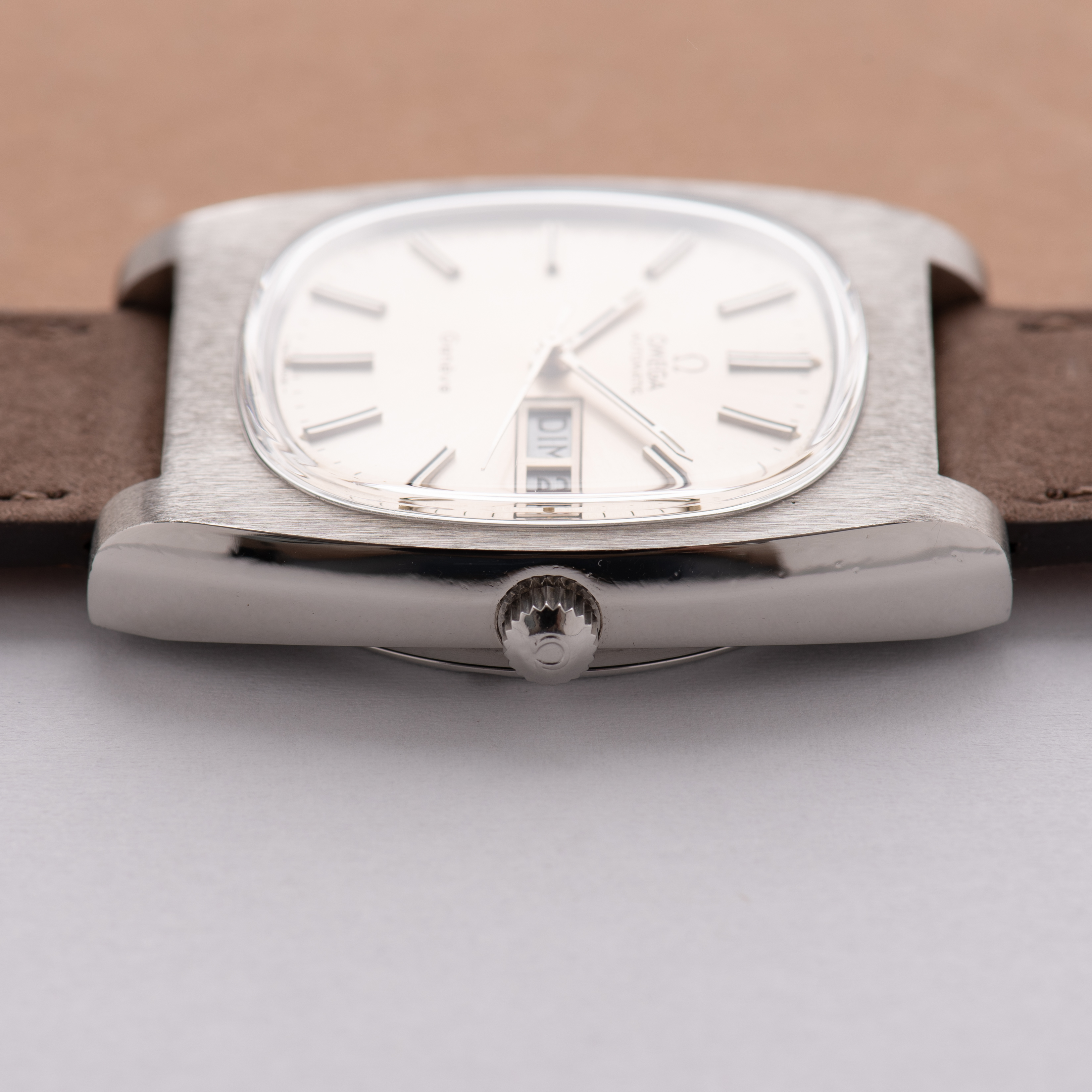 Zicht op Omega Genève Automatic Day Date from 1973 Réf 166.0188