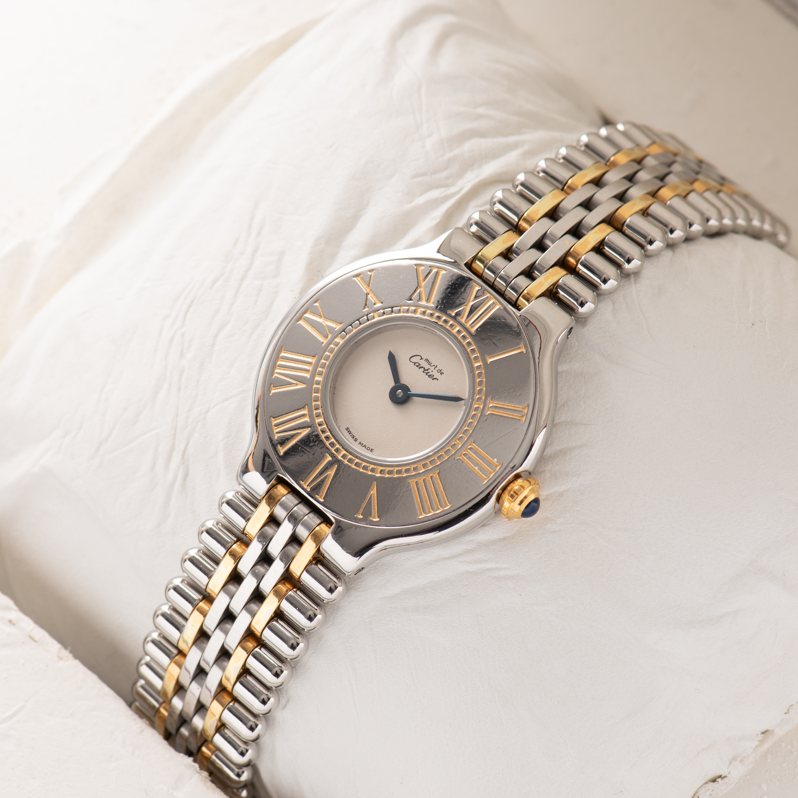 Zicht op Cartier Must de 21 "Grain de Riz" Réf 9010