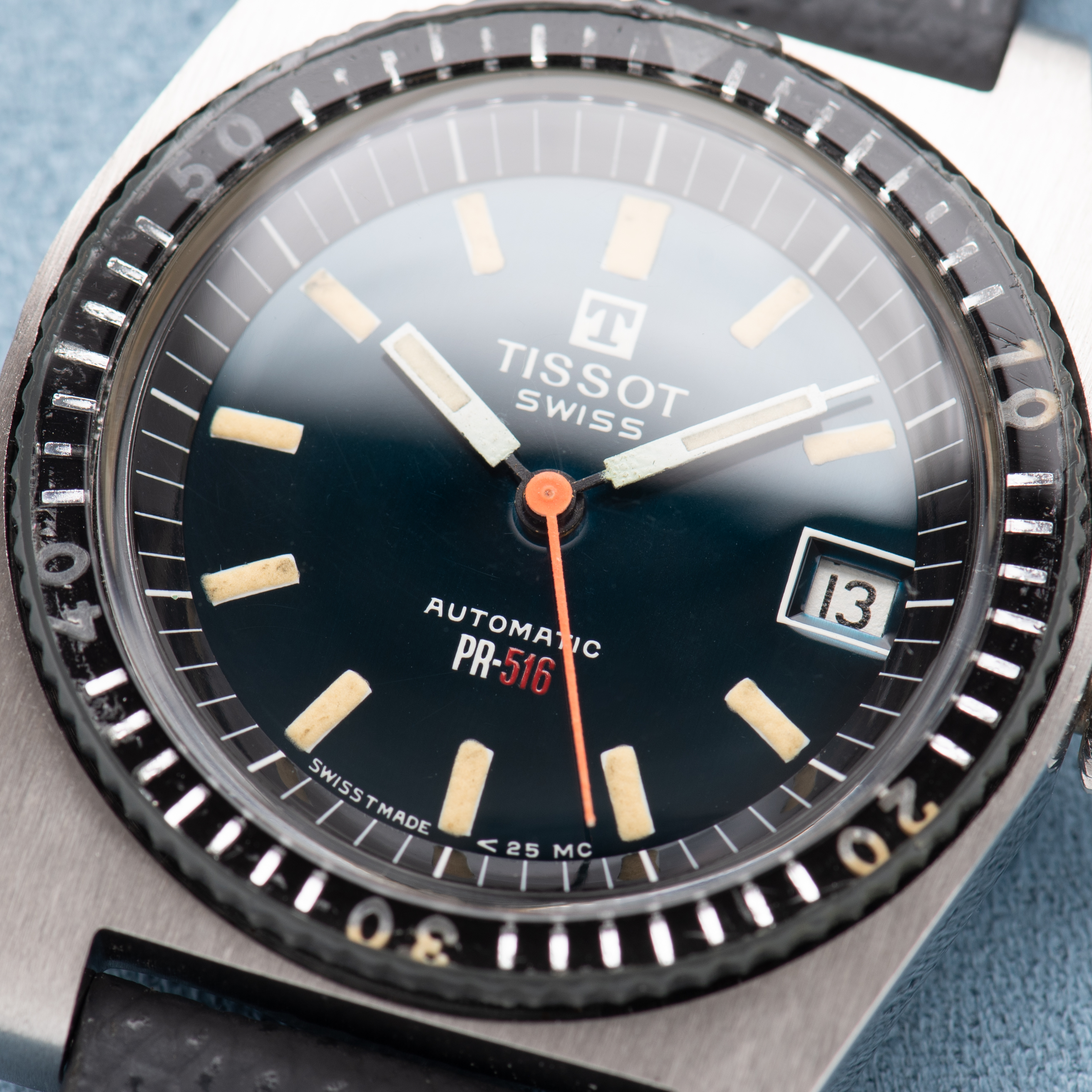 Zicht op Tissot Swiss Automatic PR516 RARE Édition « Roger Moore » réf 44622-7X