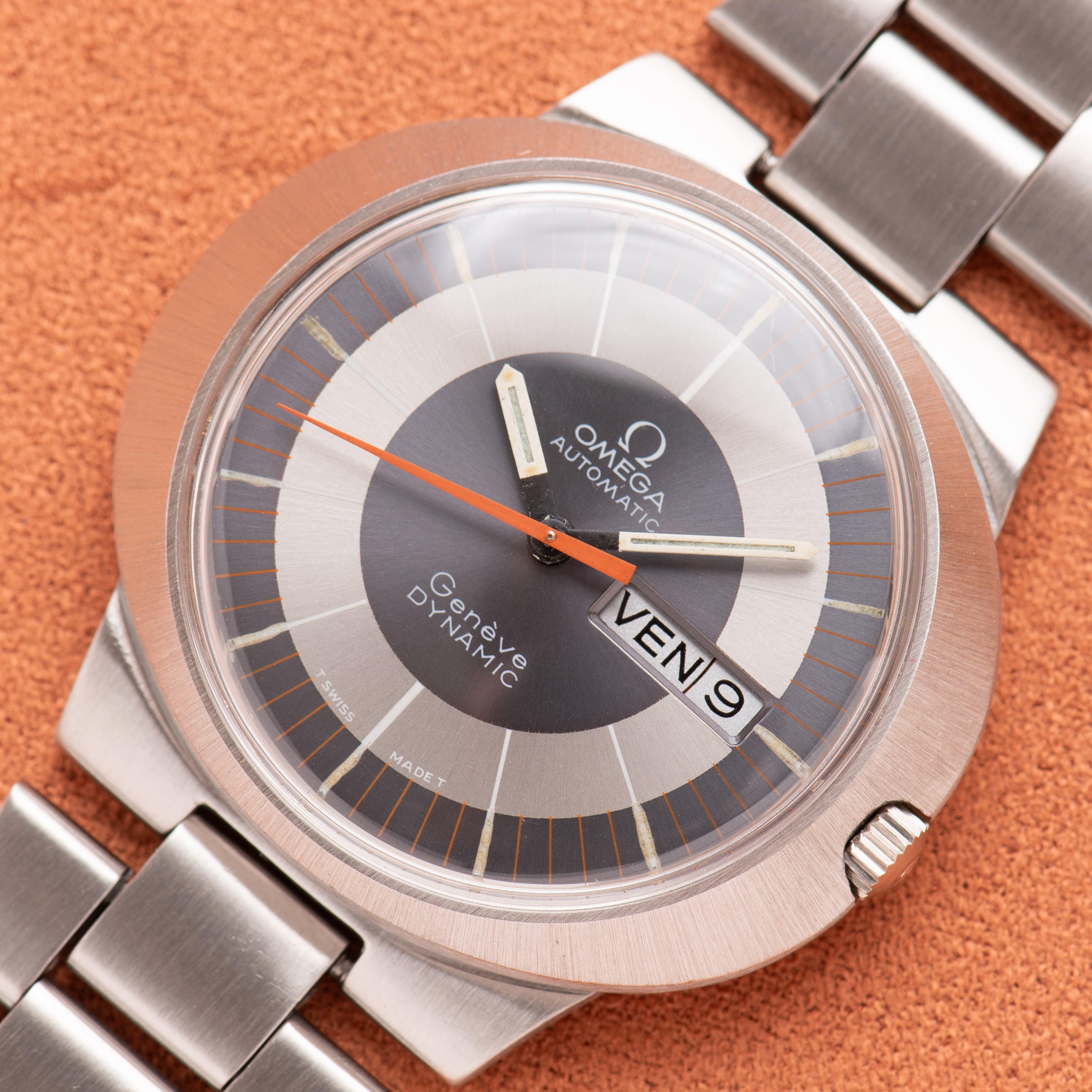 Zicht op Omega Genève Dynamic Automatic Grey Dial uit 1969 Ref 166.039