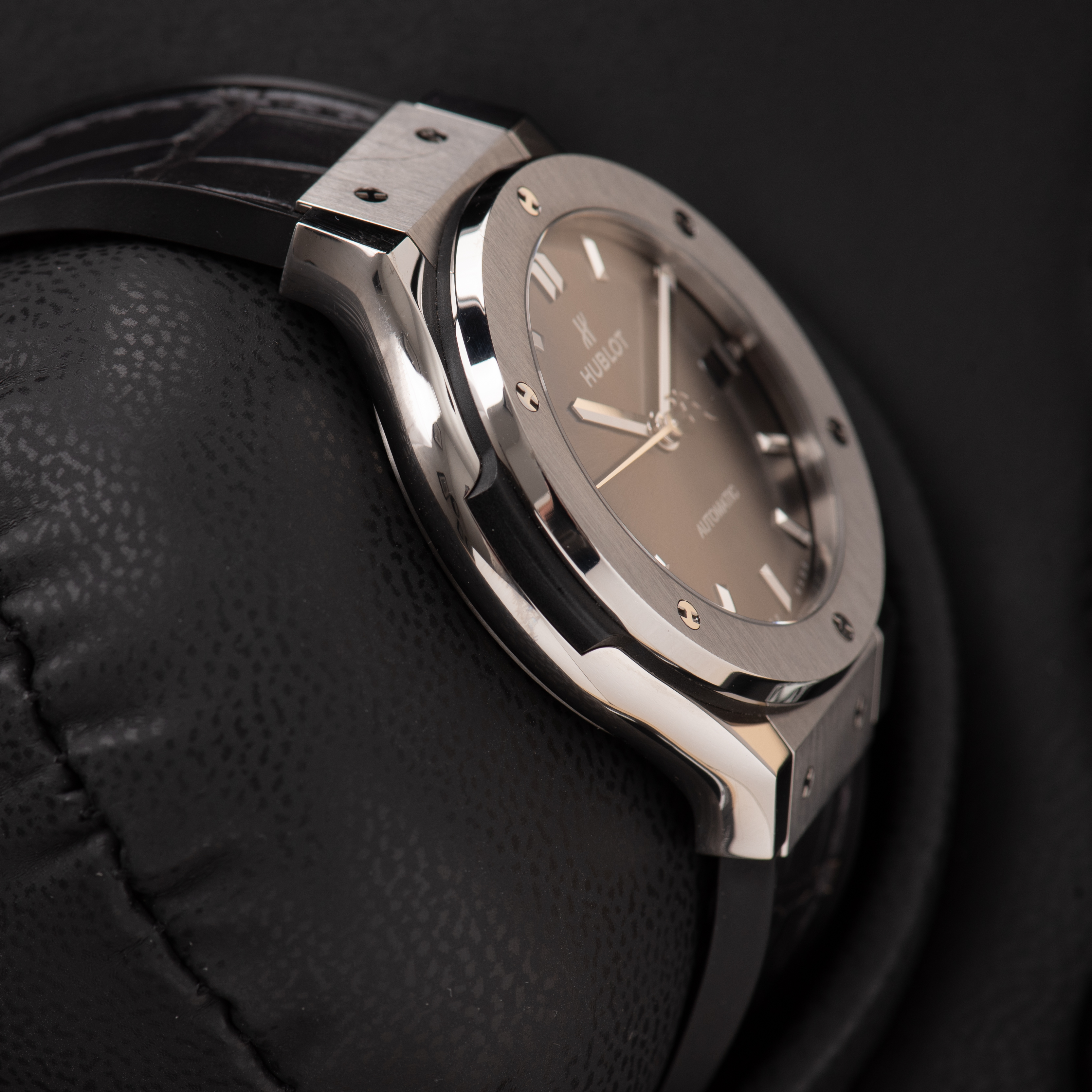 Zicht op Hublot Classic Fusion Grey Dial ref 565.NX.7071.LR uit 2020