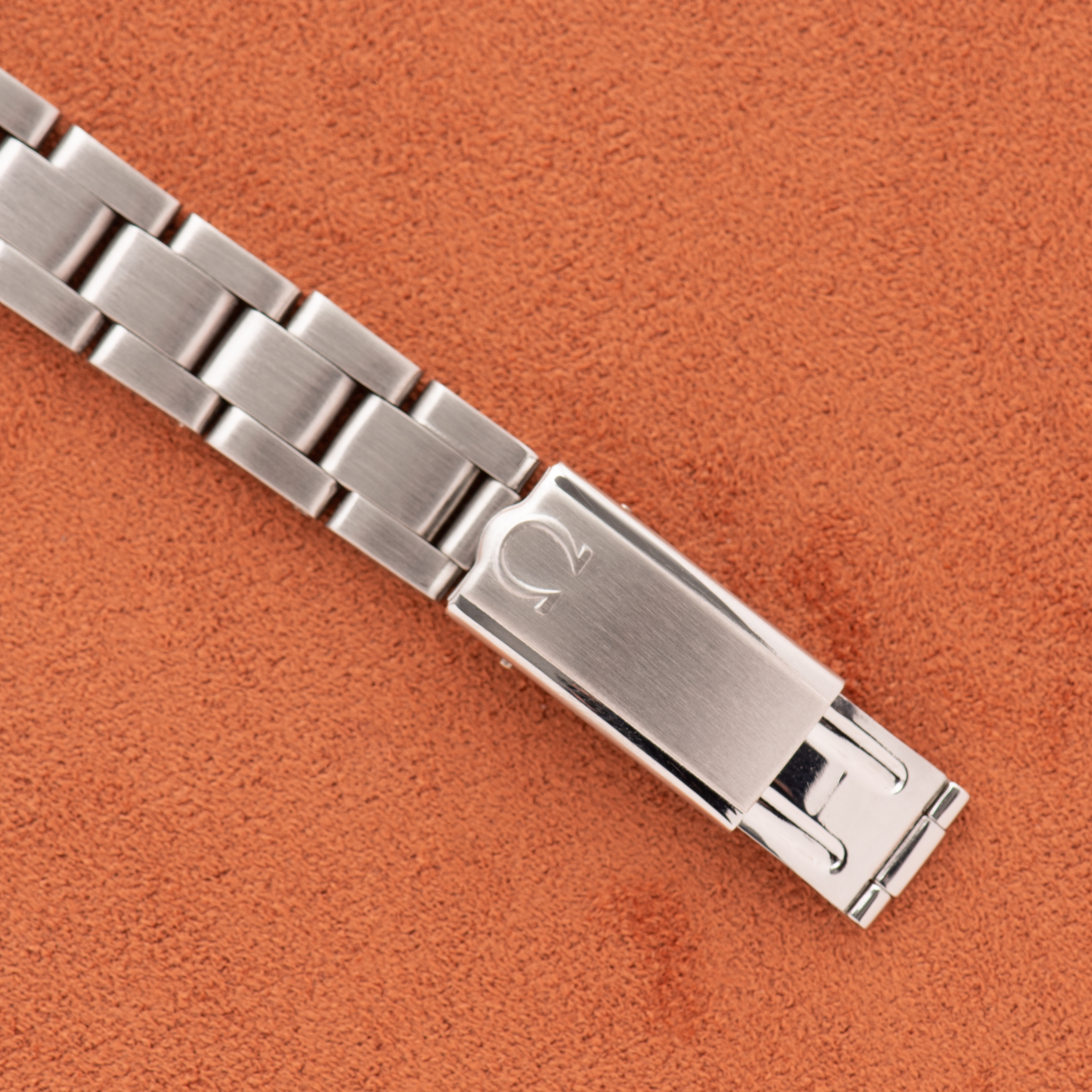 Vue de Omega Automatic Genève Dynamic Date White Racing dial Réf 566.015