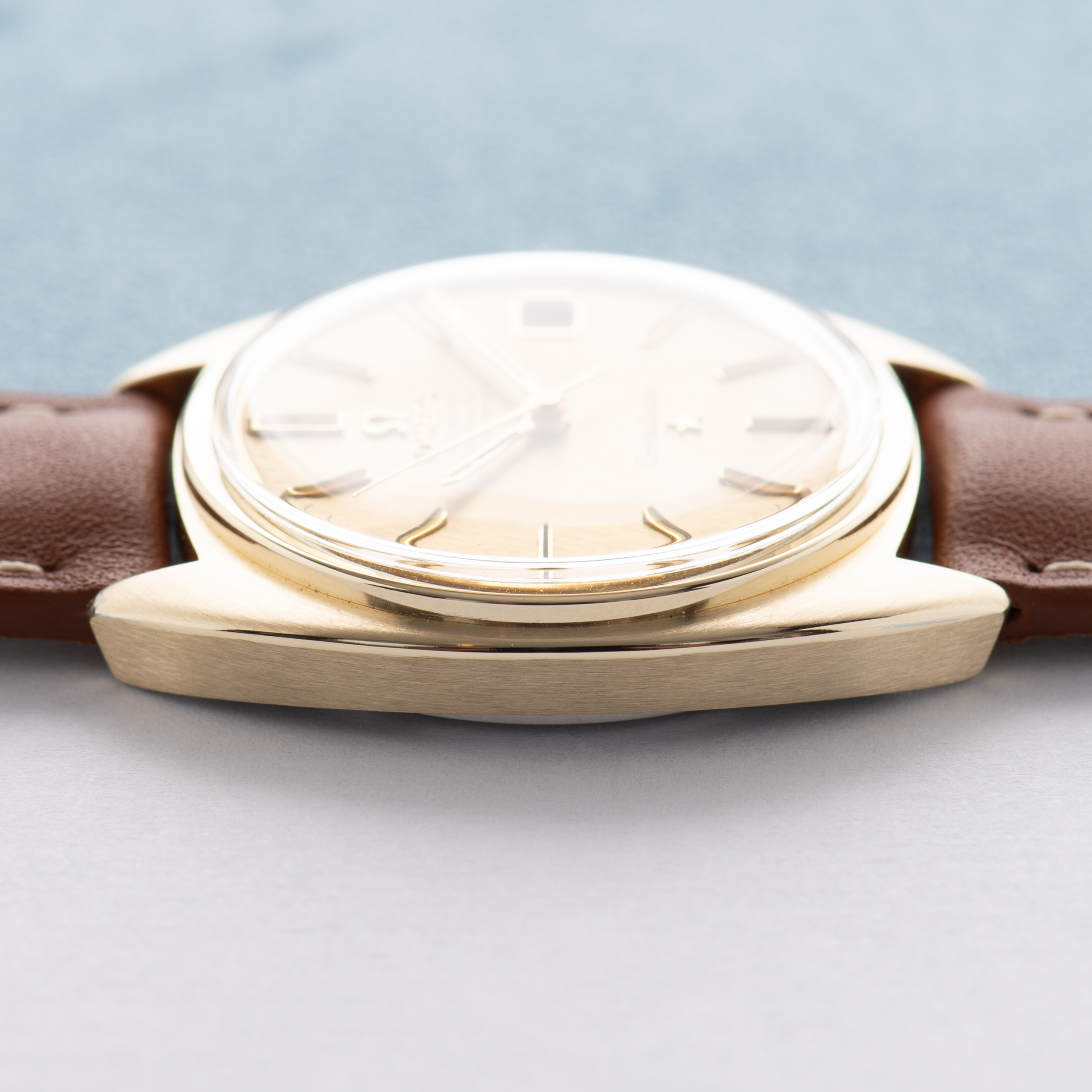 Zicht op Omega Constellation Chronometer C-vorm 14K Gold Capped from 1969 Ref 168.017