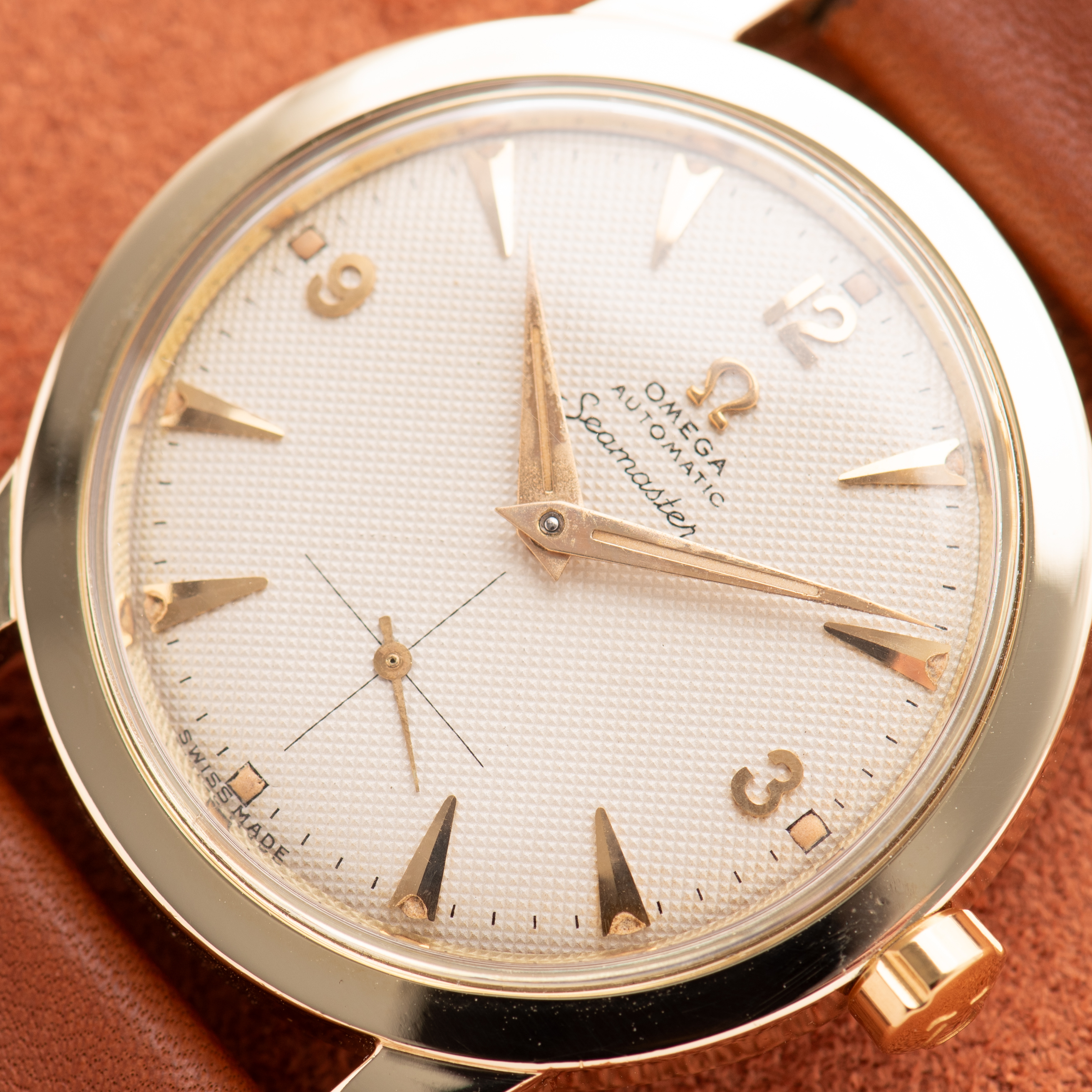 Vue de Omega Seamaster Automatic Bumper Beefy Lugs "Honeycomb dial" 1952 réf 2576-21