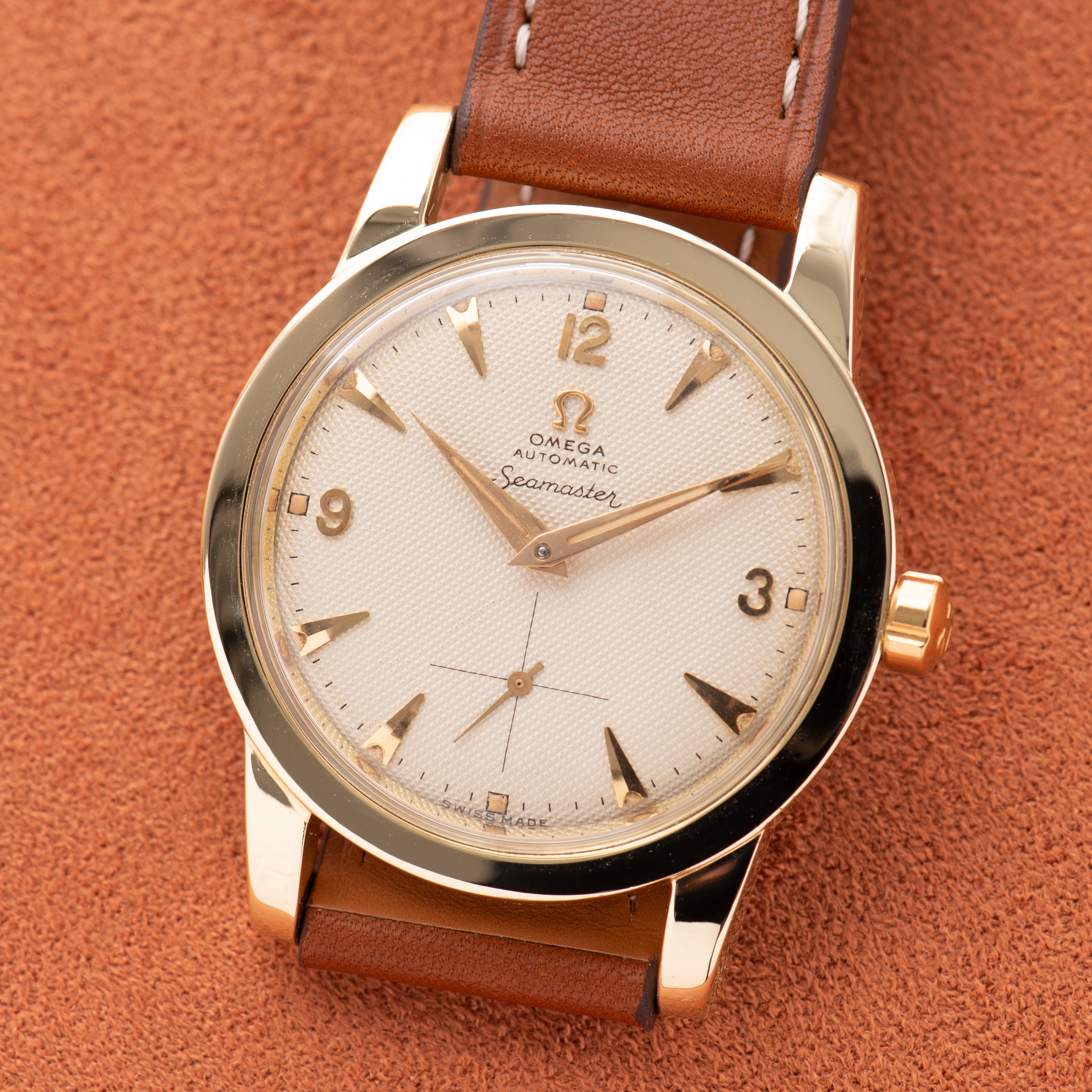 Vue de Omega Seamaster Automatic Bumper Beefy Lugs "Honeycomb dial" 1952 réf 2576-21