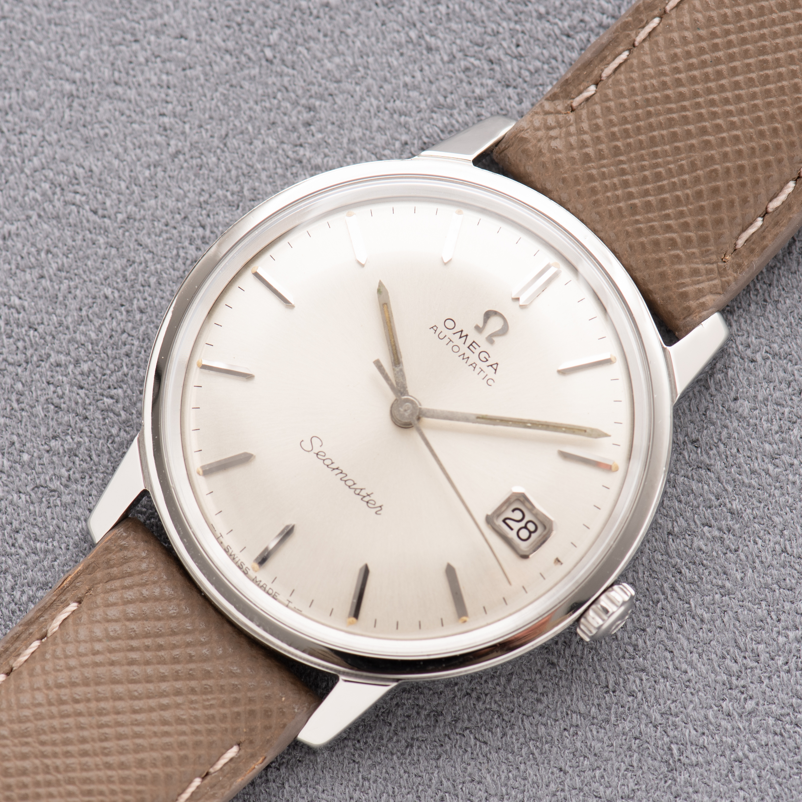 Zicht op Omega Seamaster Automatic Date Silver Dial Réf 166.002 from 1965