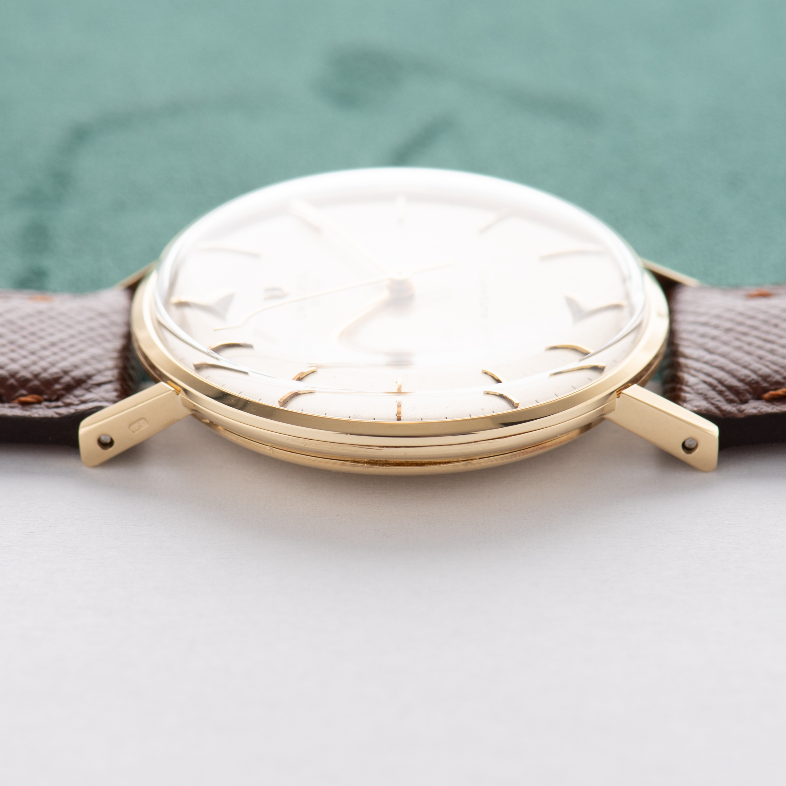 View of Universal Genève Automatic Micro-rotor cal 218-9 Gold 18K
