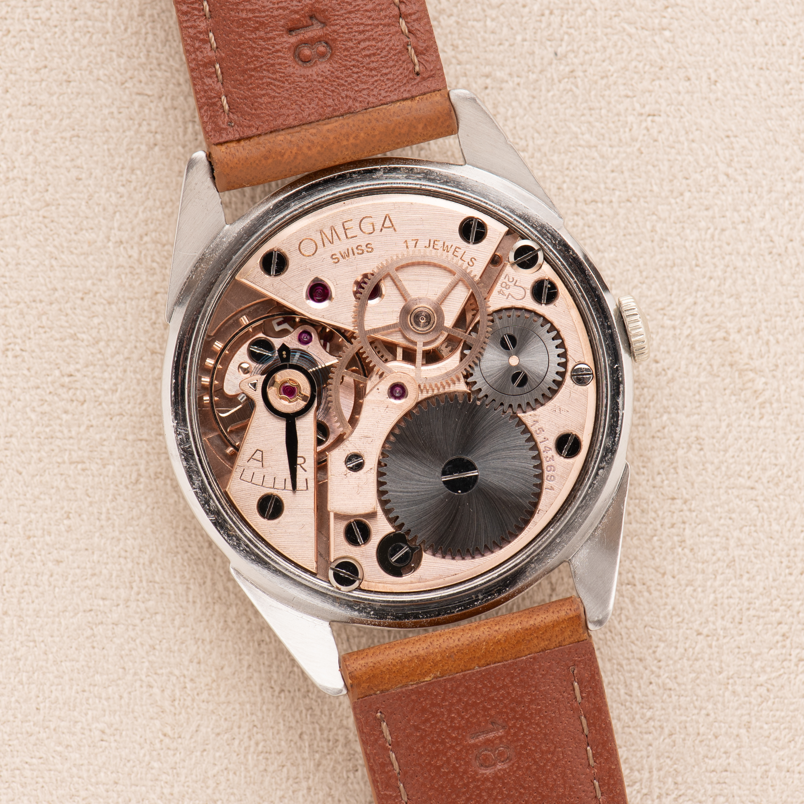 Zicht op Omega Second Center Patina Black Dial ref 2910-2 SC uit 1956