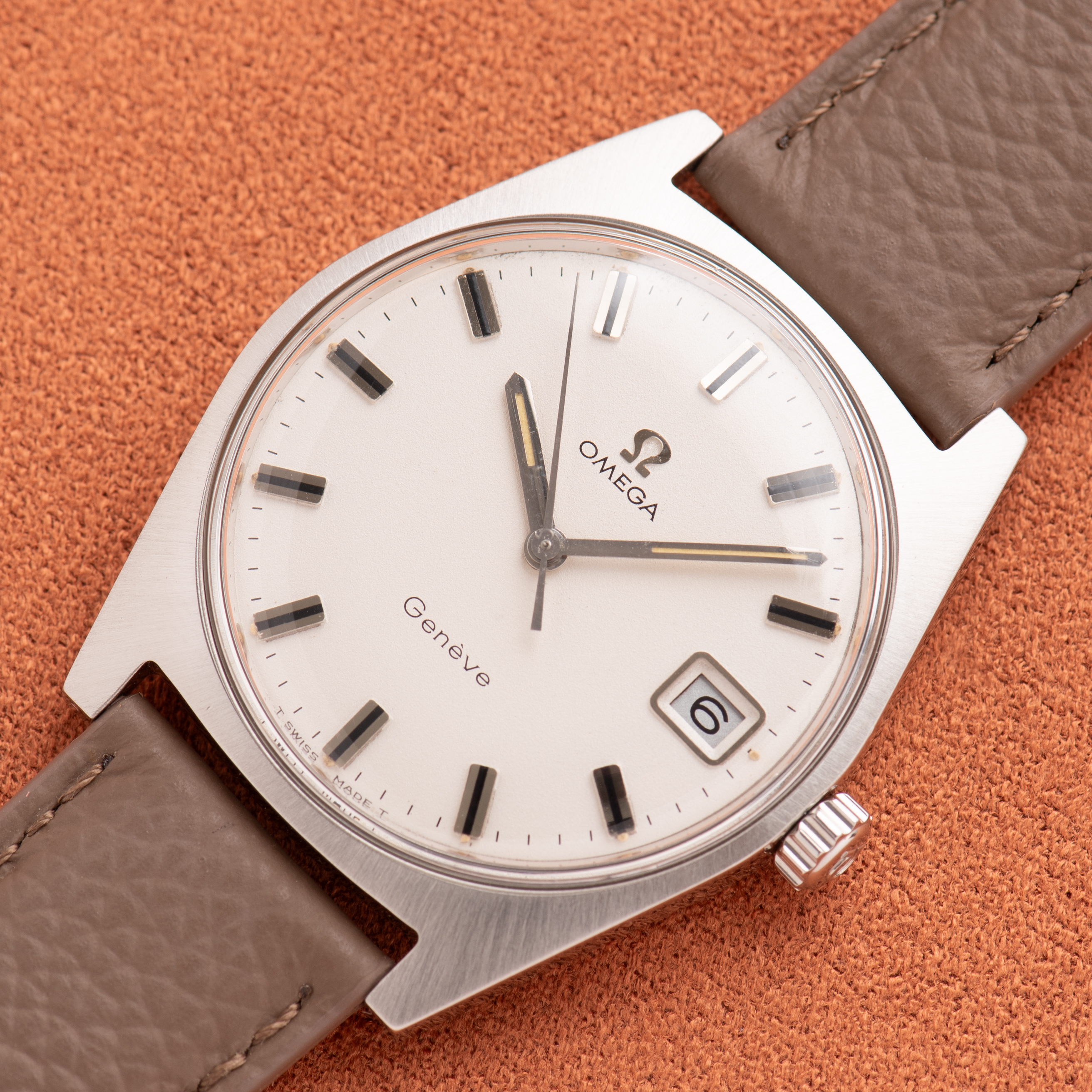 View of Omega Genève Creme Dial mécanique réf 136.041 from 1968