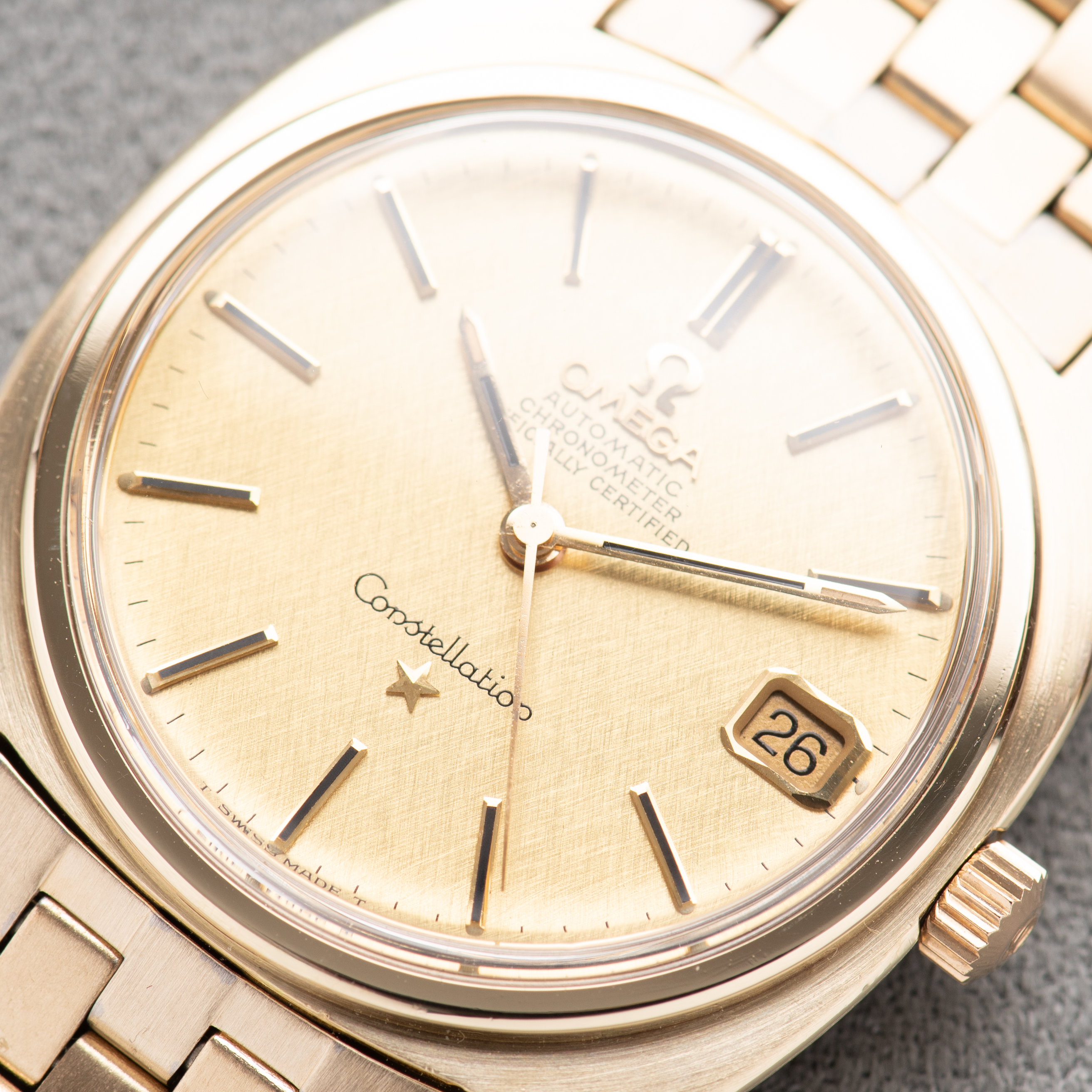 Zicht op Omega Constellation Chronometer C-shape 14K Gold Capped from 1968 Réf 168.017SP