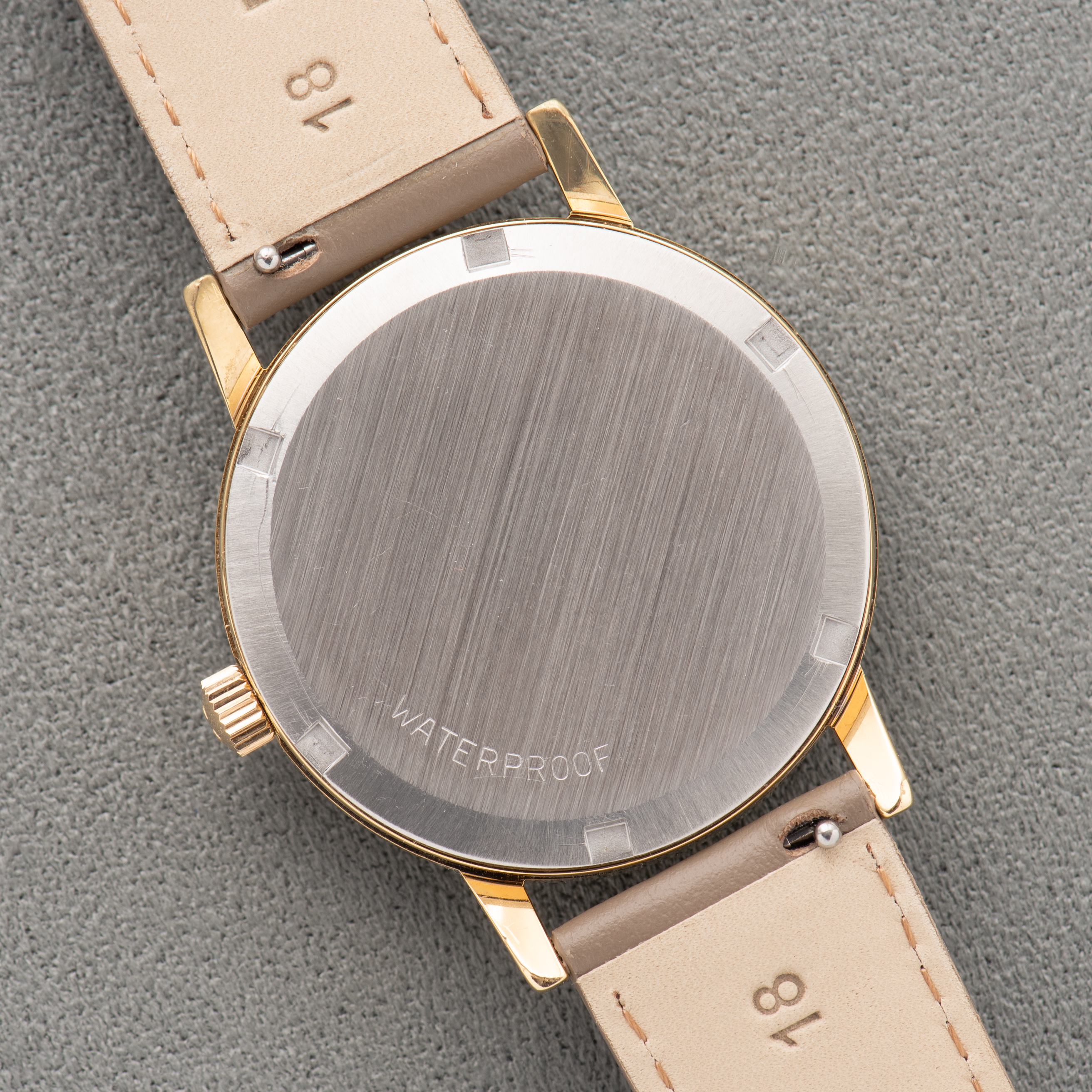 Zicht op Omega Genève Gouden wijzerplaat Ref 135.070 vanaf 1969