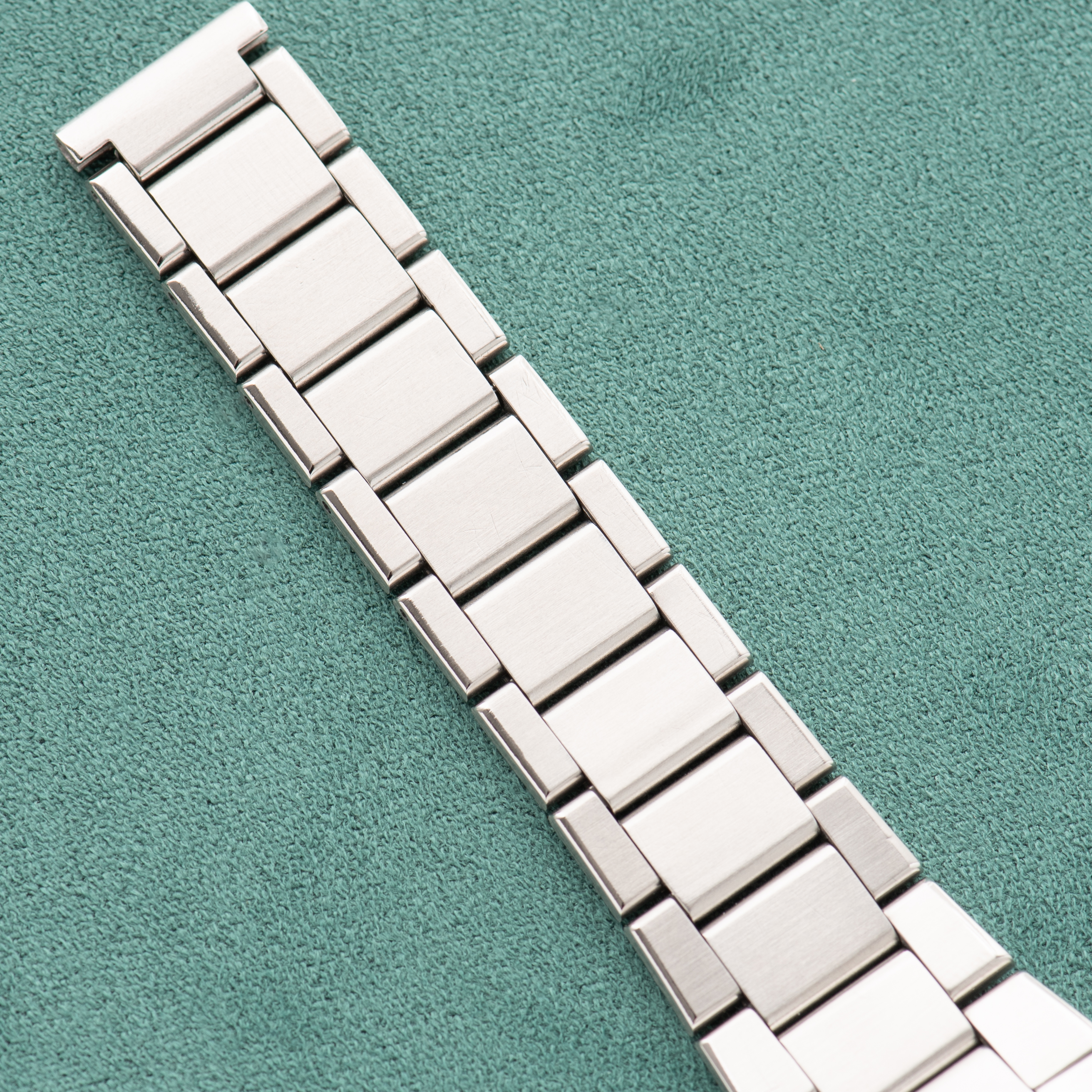 View of Omega Seamaster Quartz Silver/Creme Dial Ref 196.0128 from 1979
