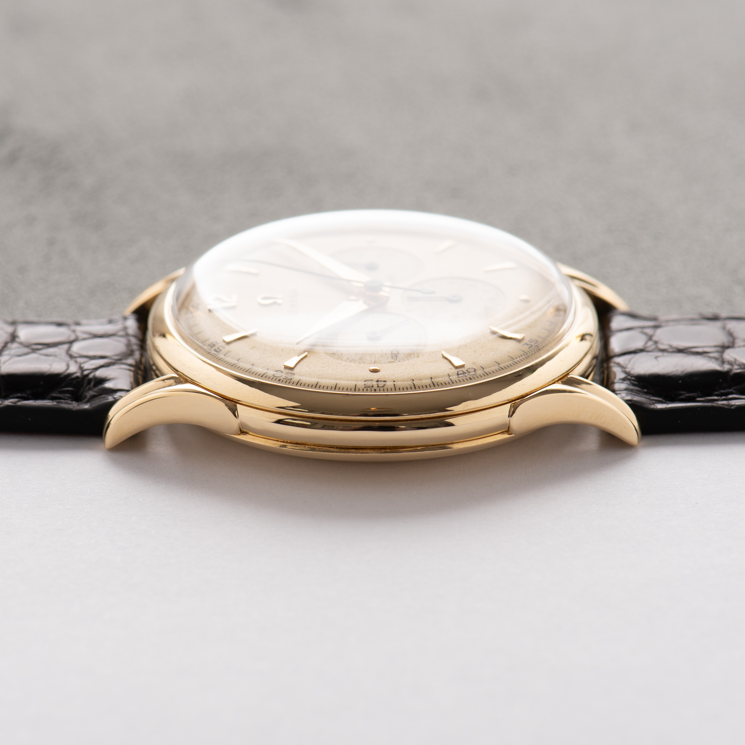 Vue de Omega Chronographe Jumbo Gold 18k Réf 2468 Cal 321 from 1952