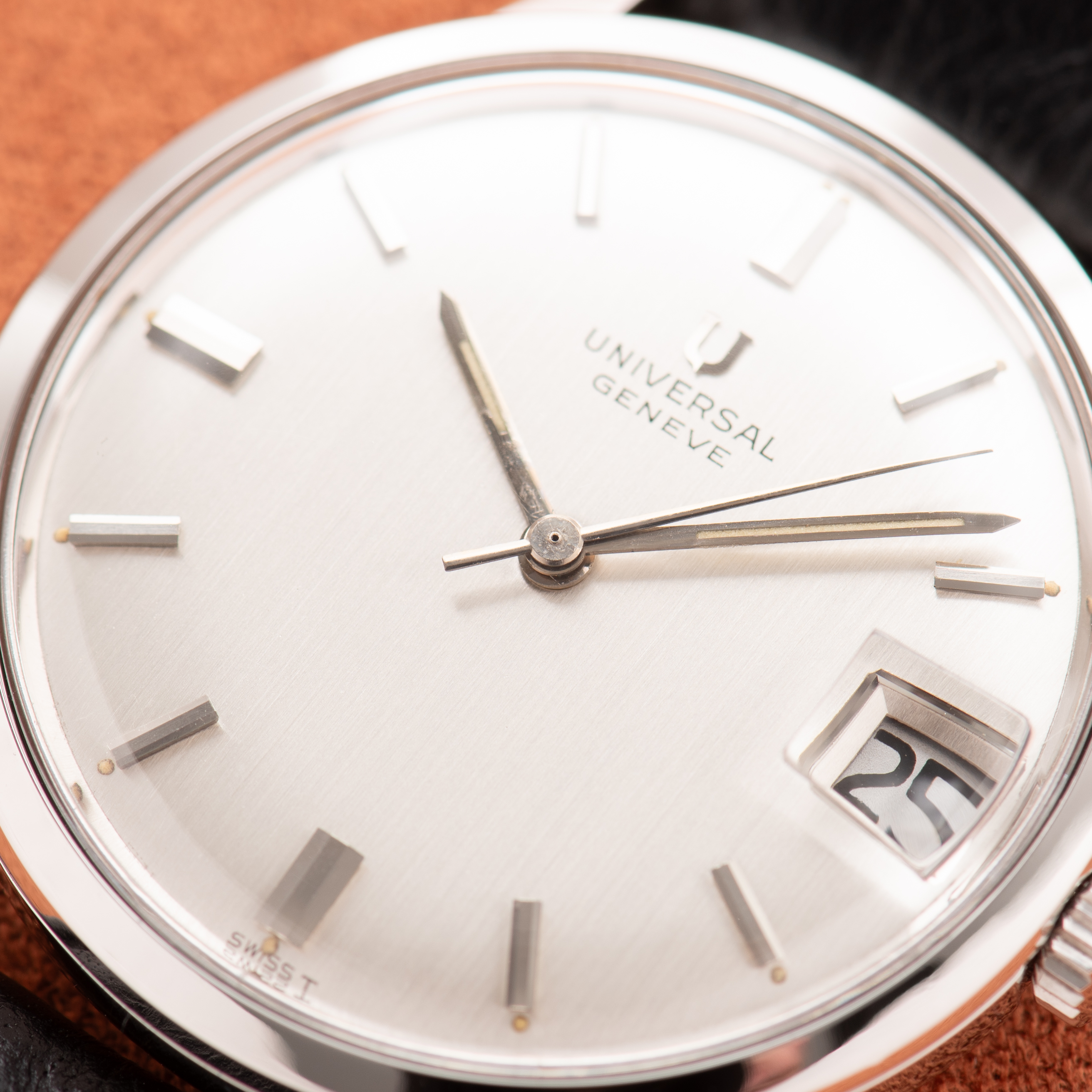 Vue de Universal Geneve Mécanique Date Silver Dial NOS réf 857100/02