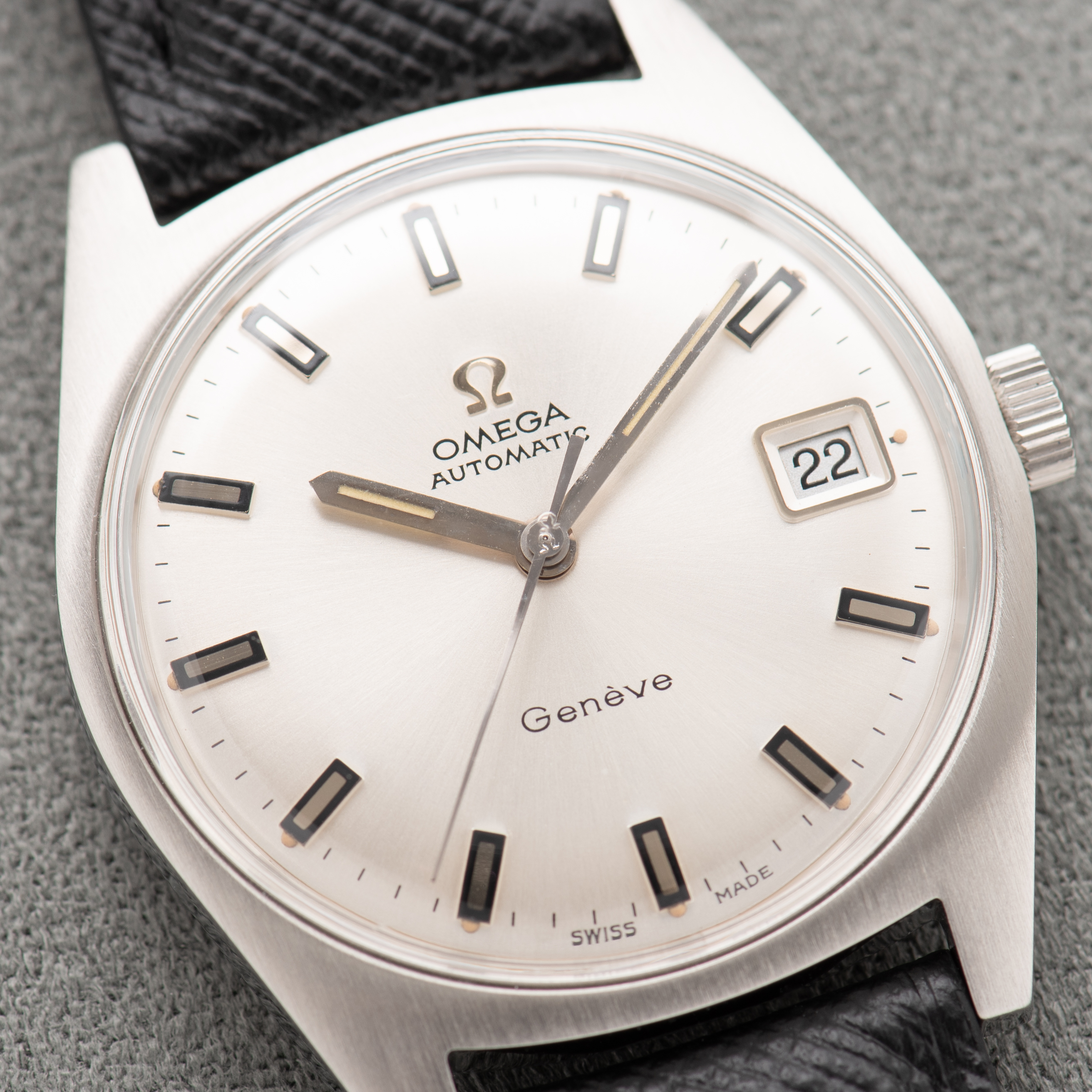 Zicht op Omega Automatic Genève Silver Dial/Steel Index réf 166.041 from 1969