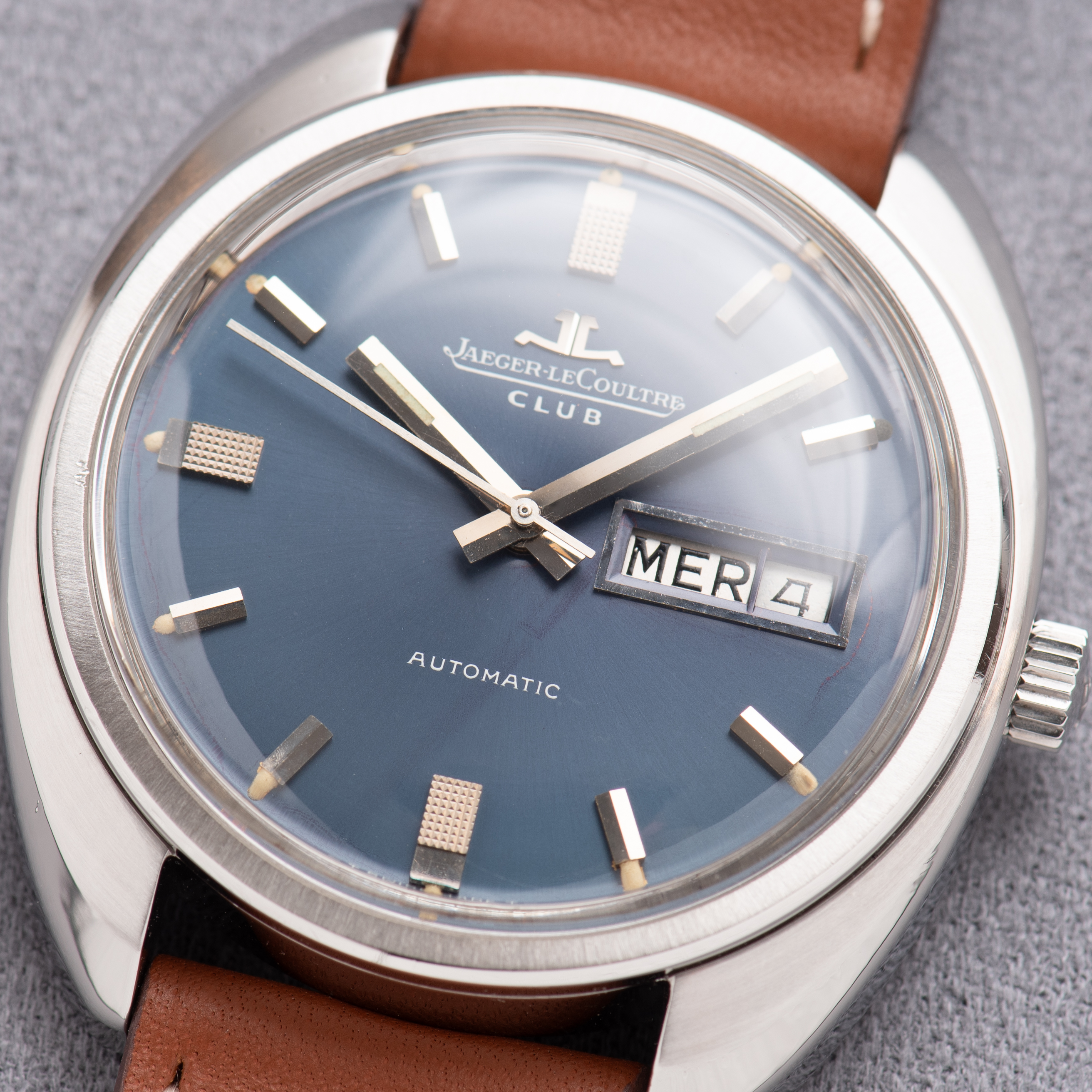 Vue de Jaeger-LeCoultre "Club" Automatic Blue Dial Day-date
