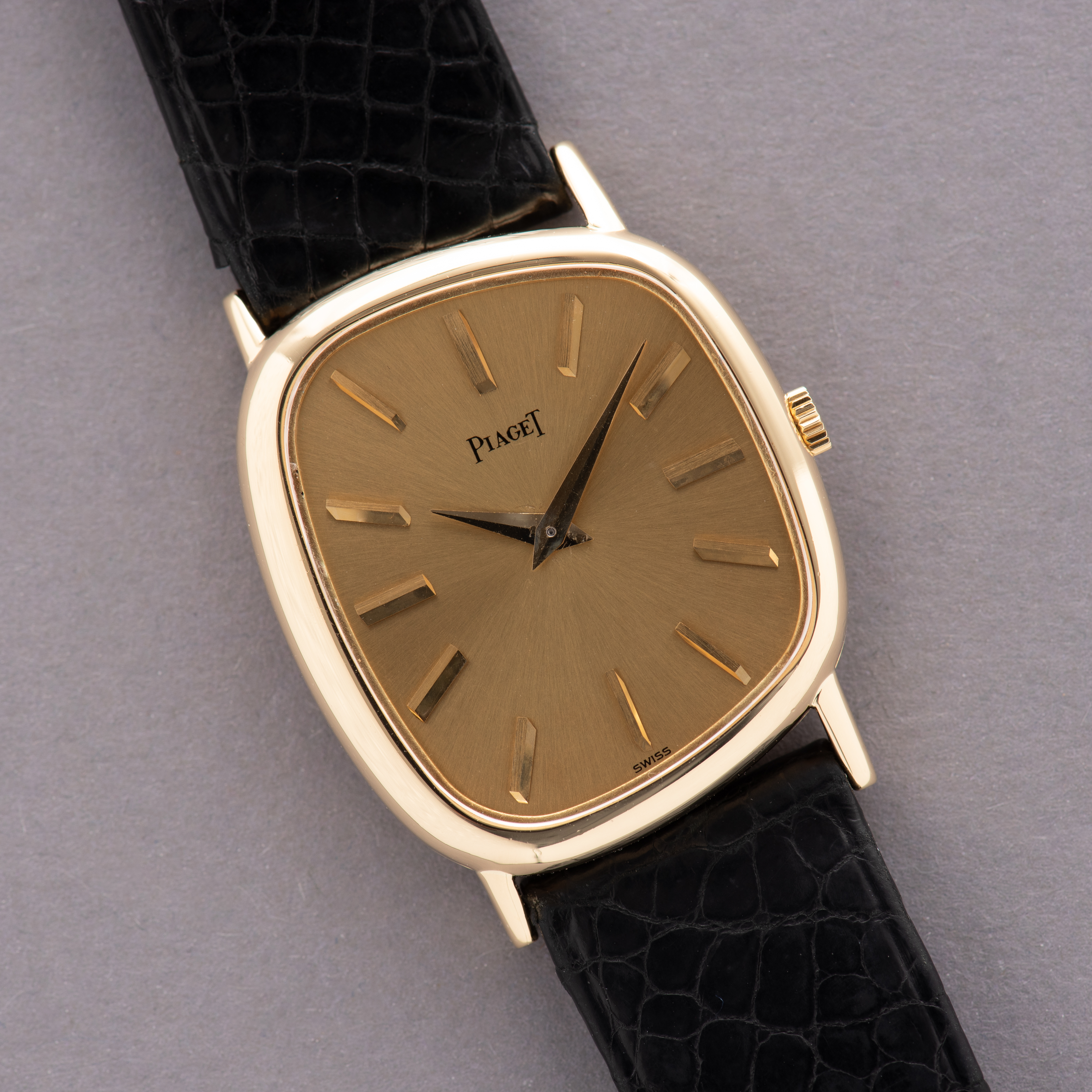 Vue de Piaget "asymétrique" gold 18K réf 9467 cal 9P