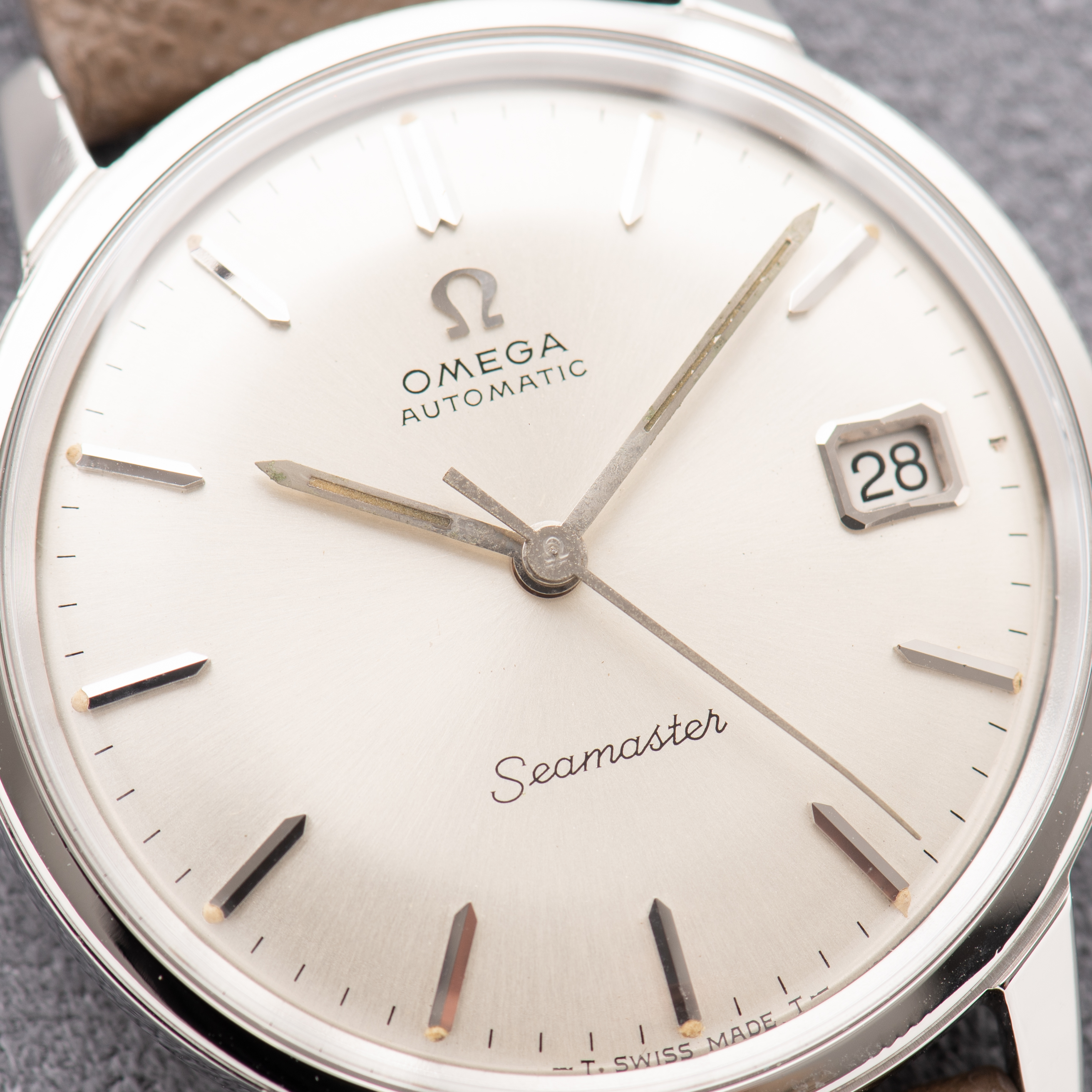 Zicht op Omega Seamaster Automatic Date Silver Dial Réf 166.002 from 1965
