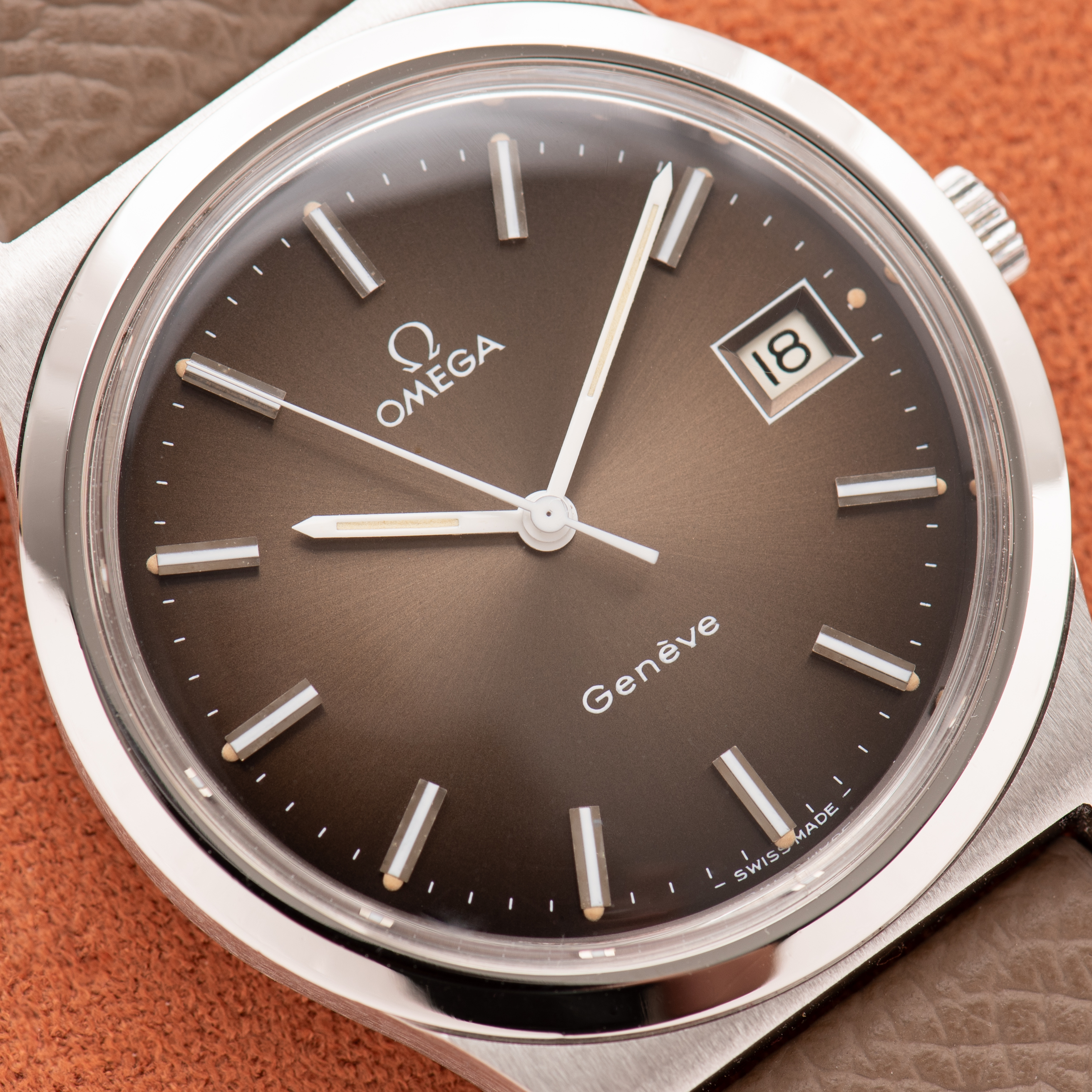 Zicht op Omega Genève Mécanique Date Brown Dial Réf 136.0102 from 1974
