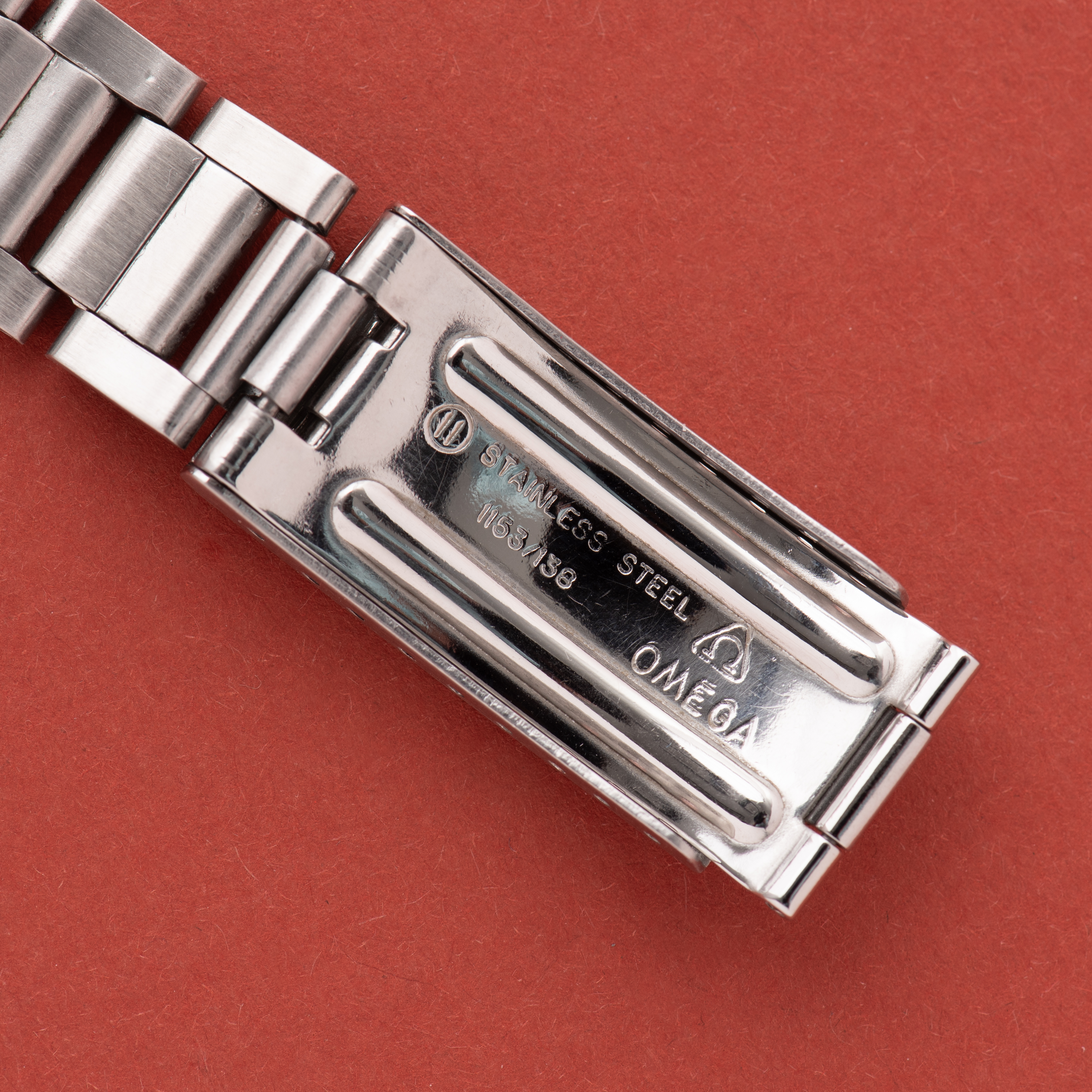 Zicht op Omega Genève Dynamic Automatic Blue Dial uit 1968 Ref 166.039